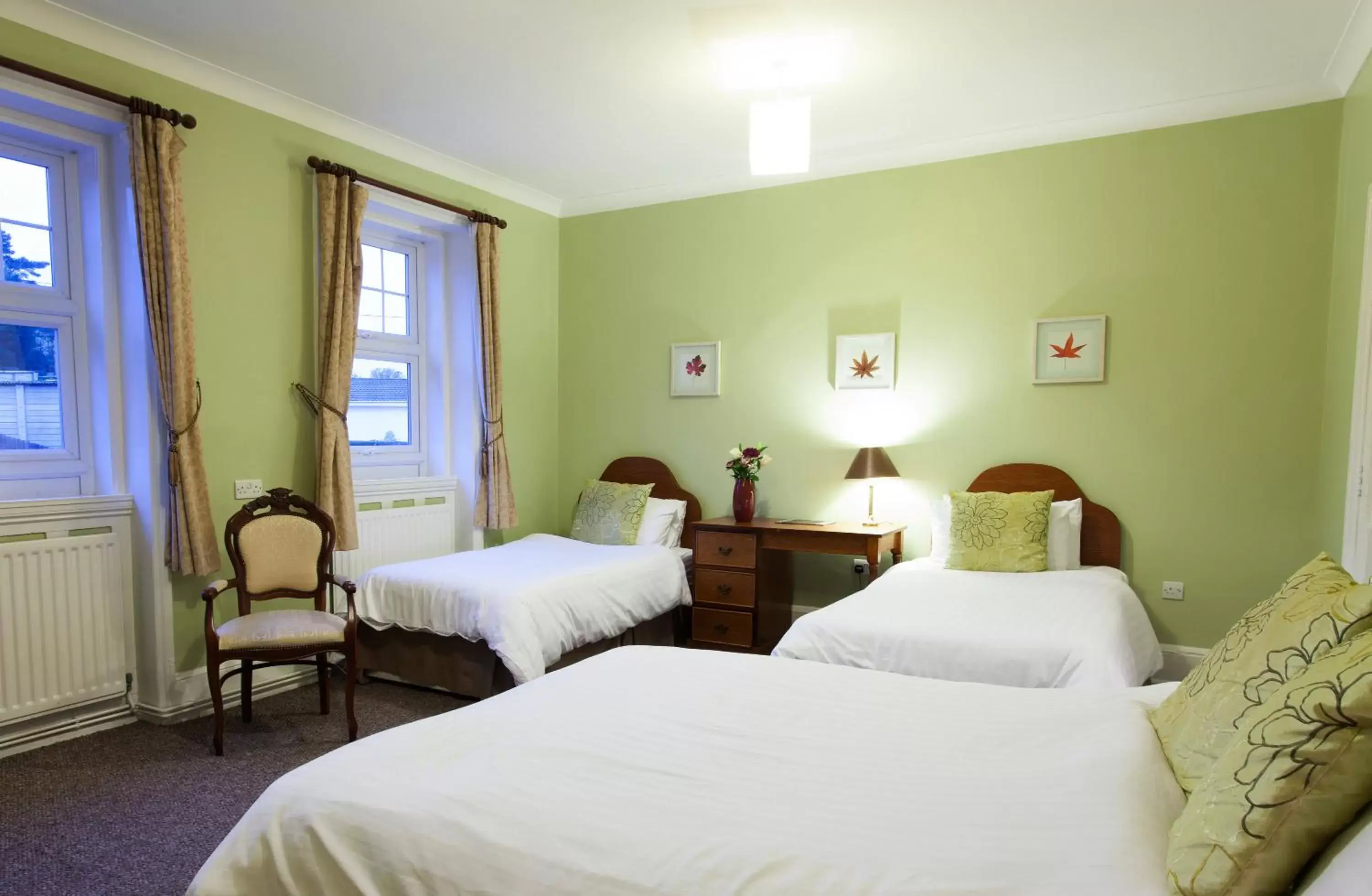 Bedroom, Bed in The Walnut Tree Inn