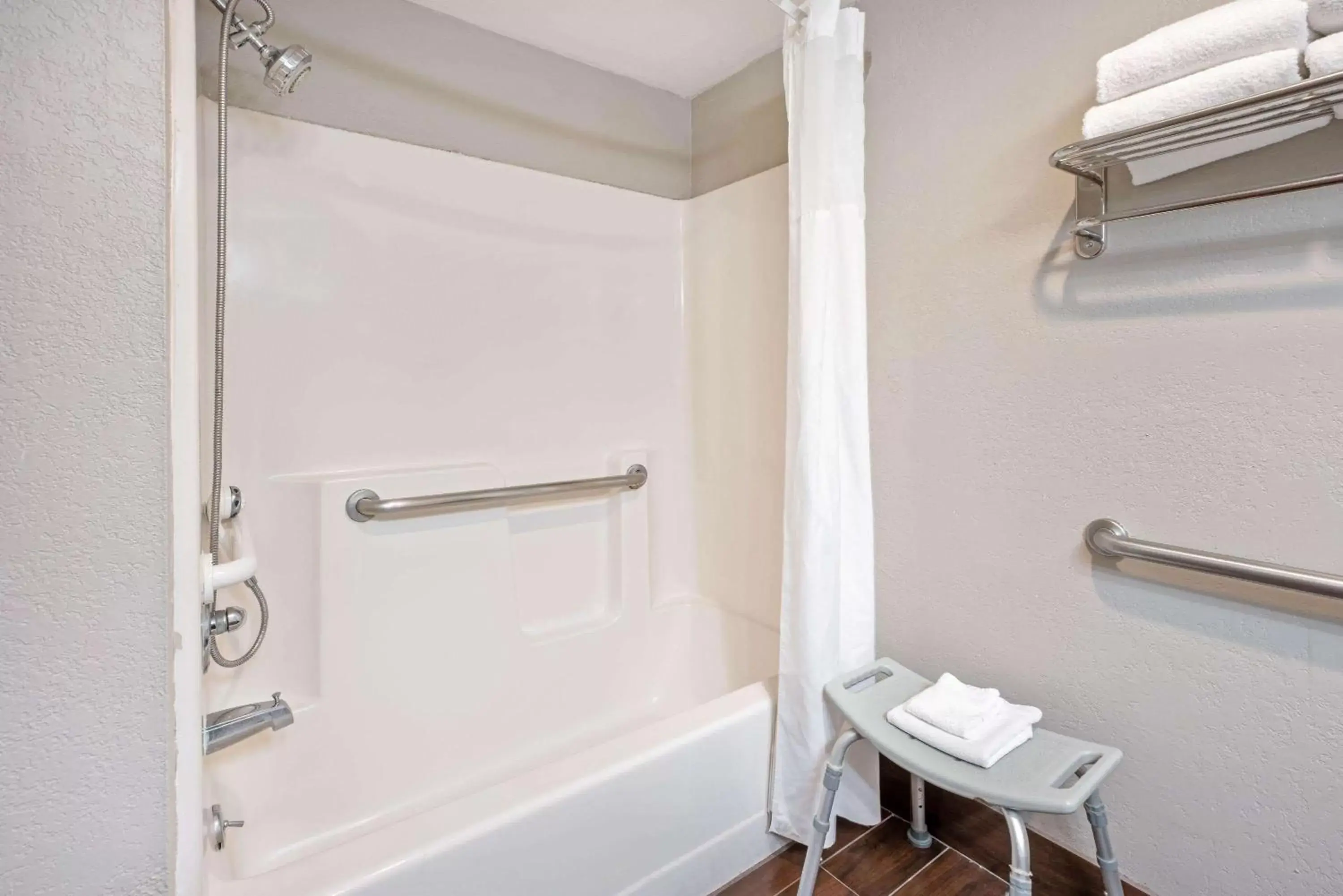 Bathroom in La Quinta Inn by Wyndham Caldwell