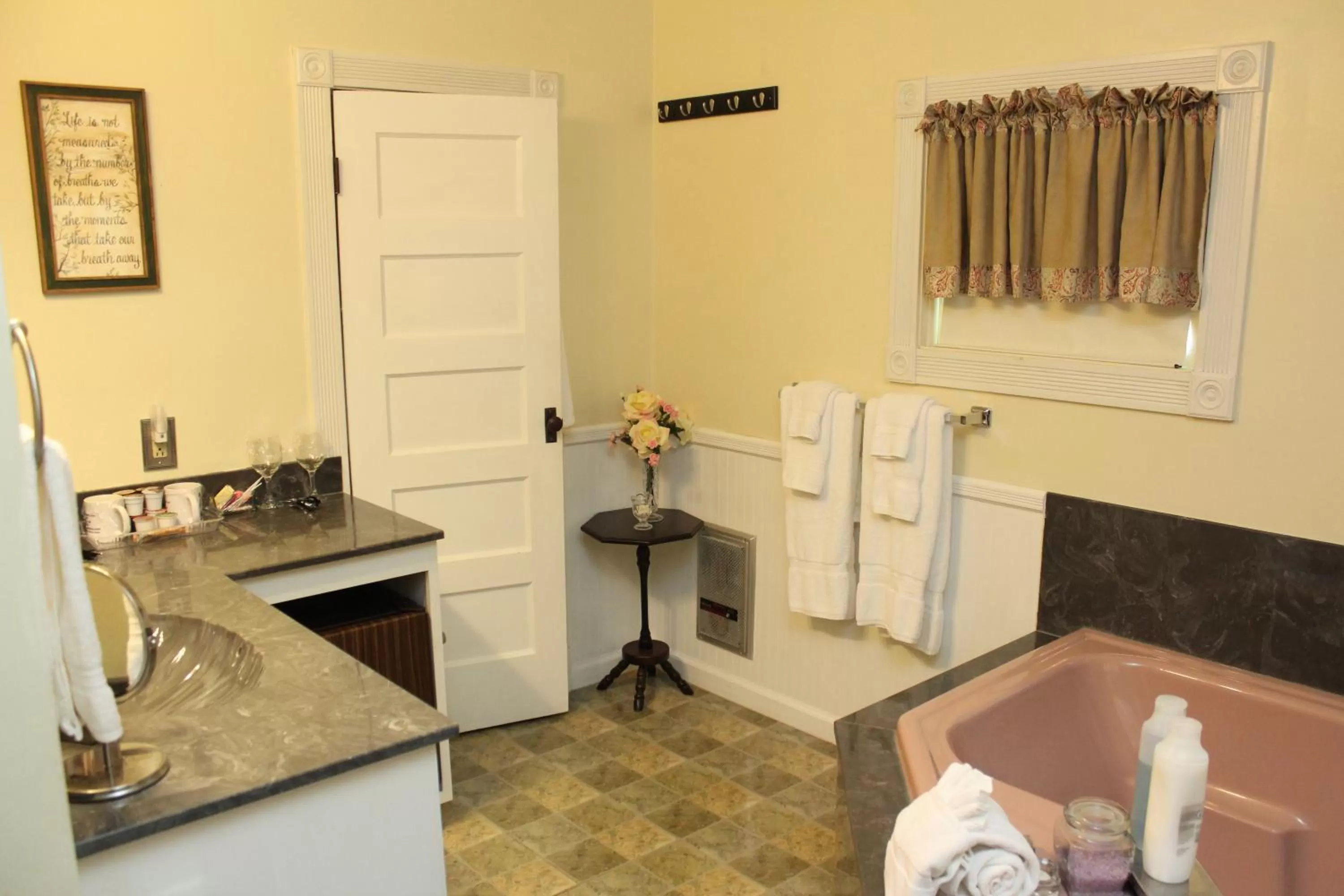 Toilet in Rock Cottage Gardens B&B