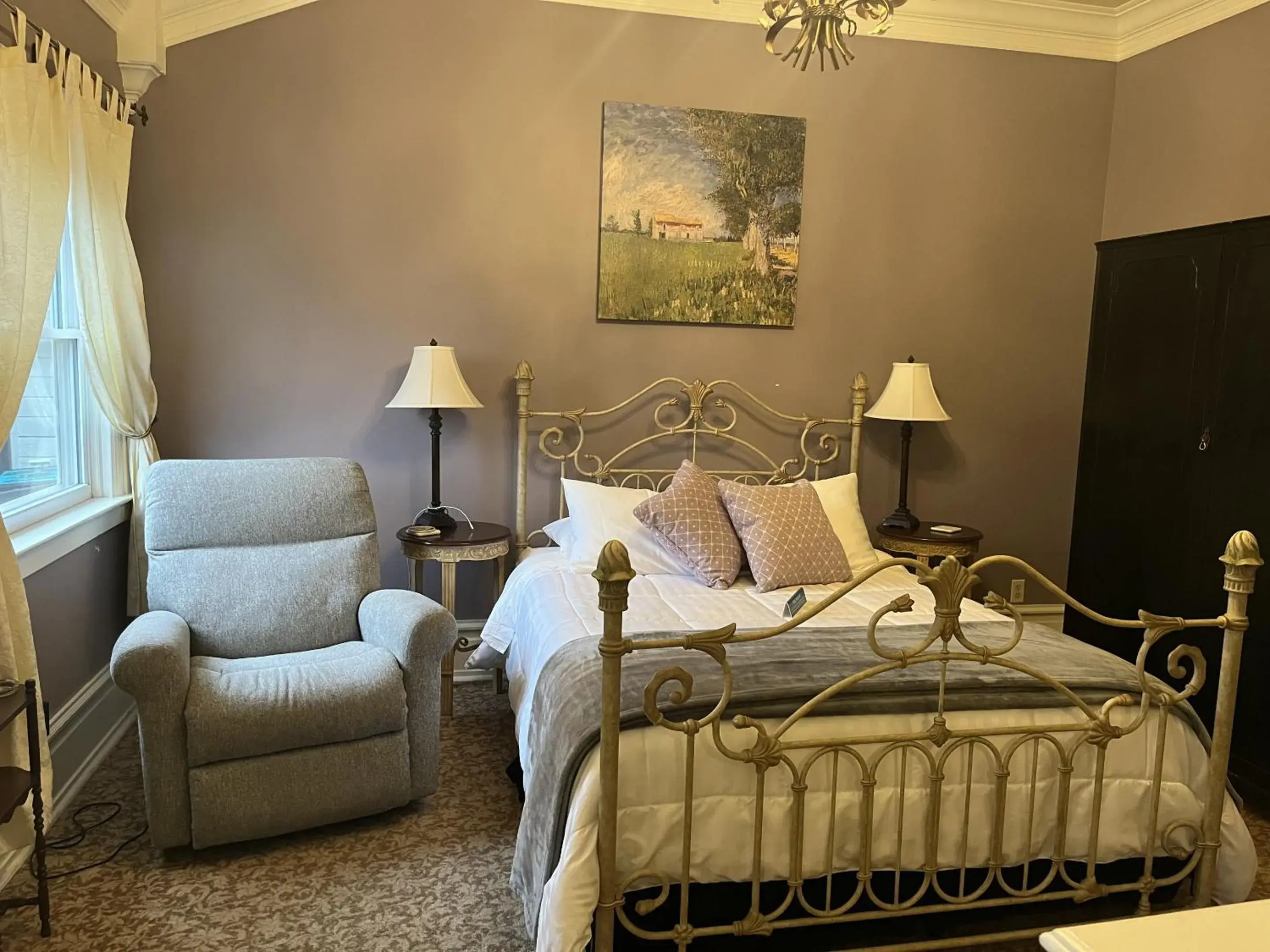 Bedroom in Abbey House Inn Bedroom in Abbey House Inn