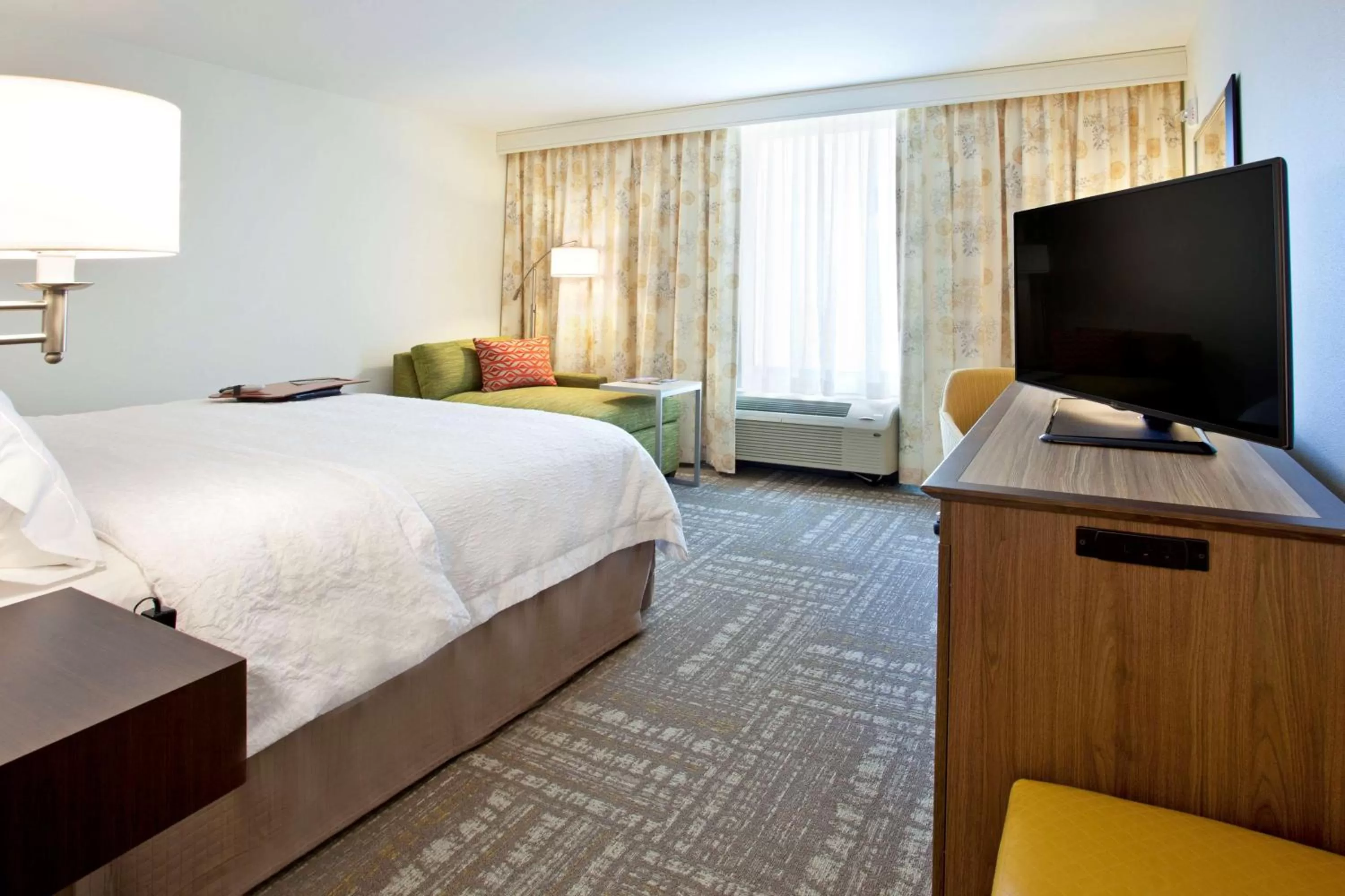 Bed in Hampton Inn & Suites - Minneapolis/Downtown