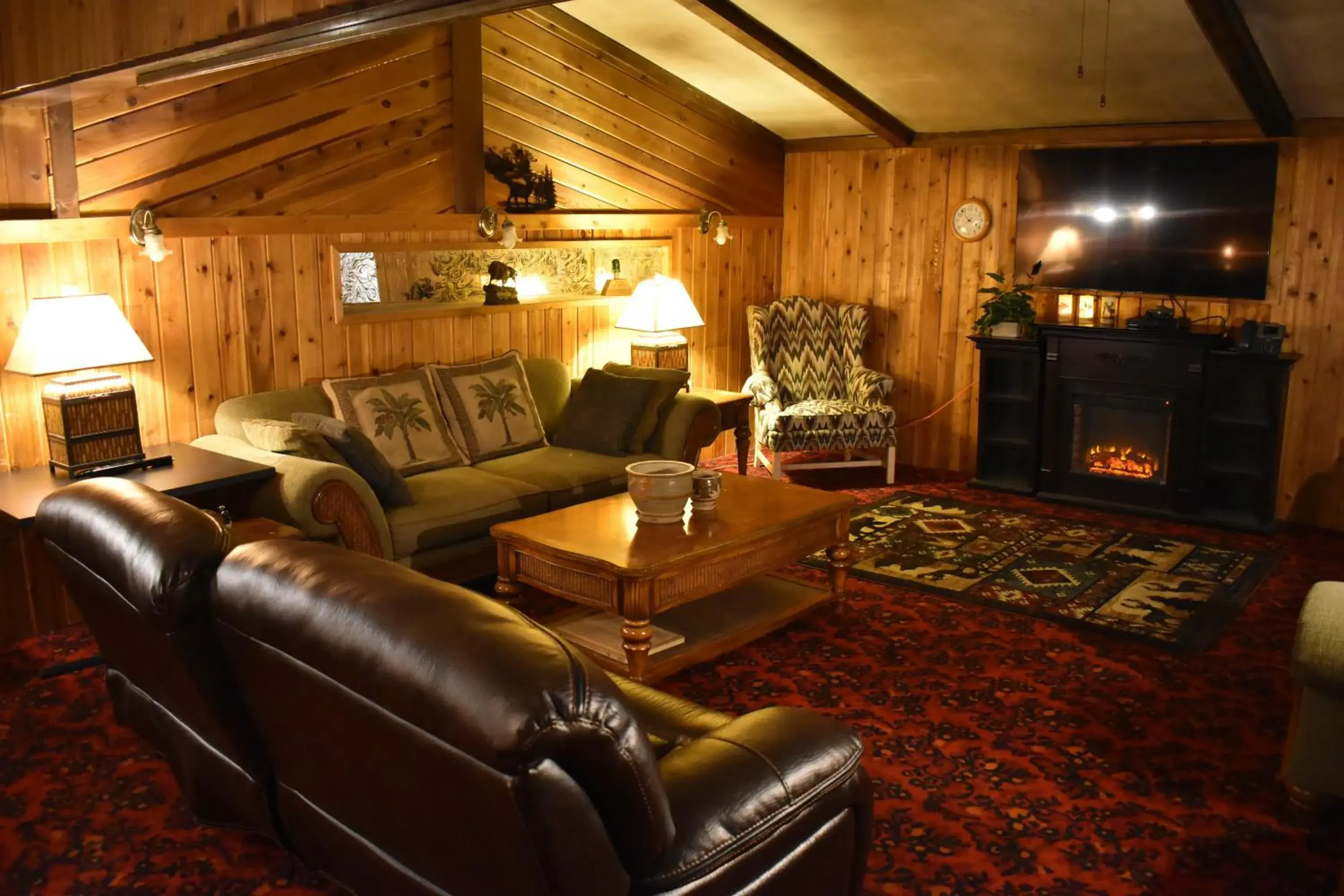 Lounge or bar, Seating Area in Silver Horseshoe Inn