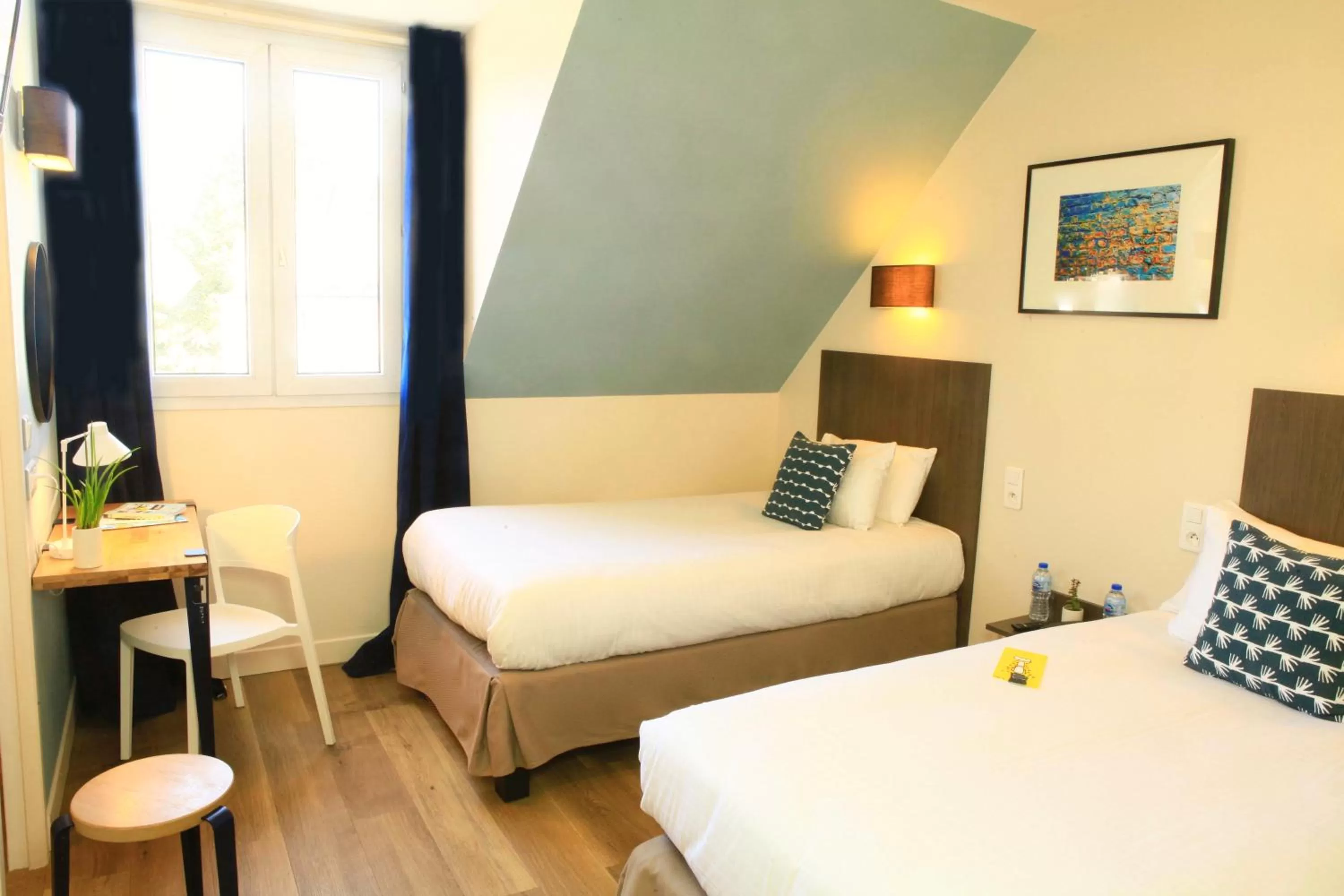 Bed in Logis Hôtels- Hôtel Marguerite d'Anjou Angers château