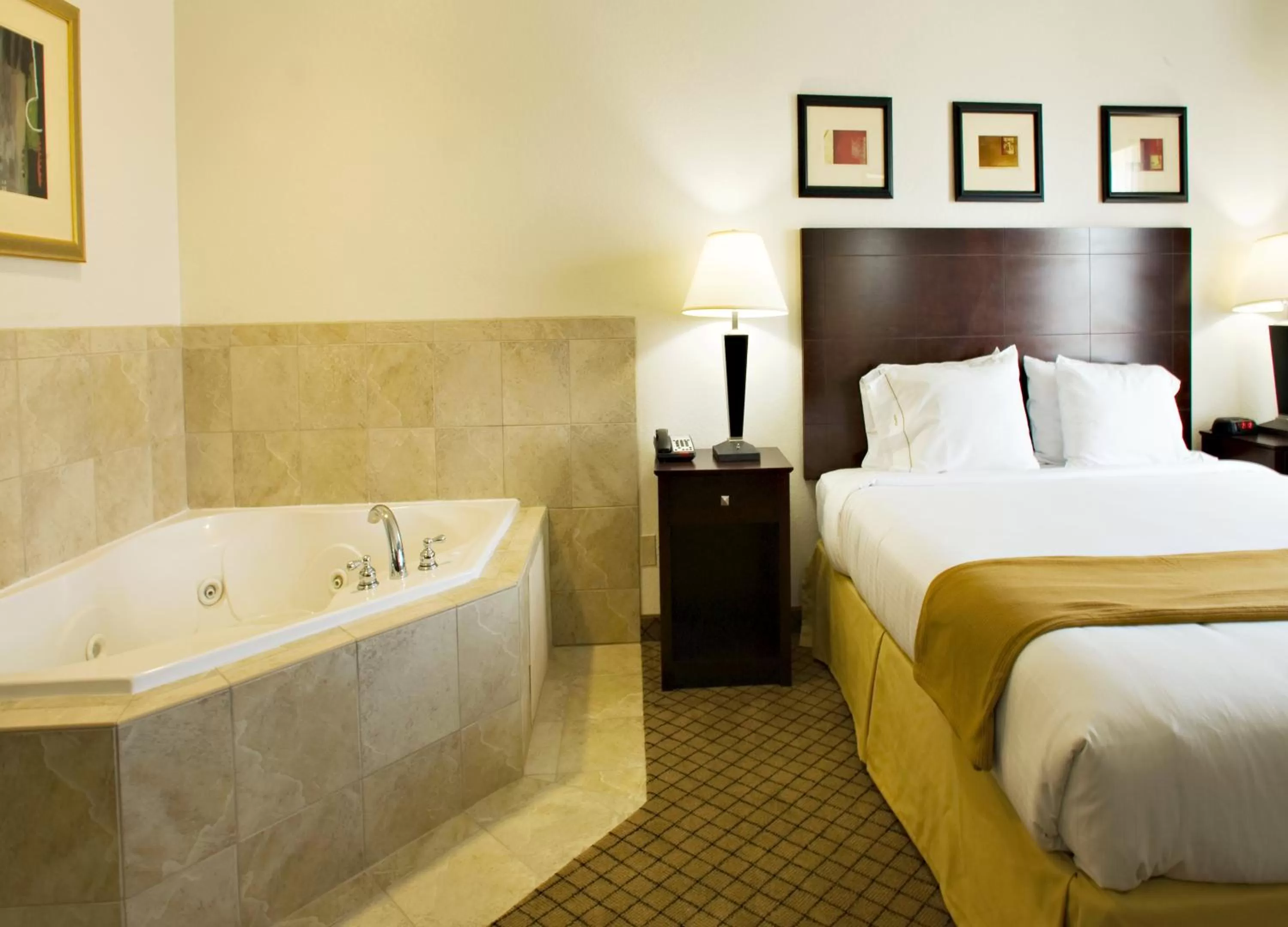 King Room with Spa Bath in Holiday Inn Express Childress, an IHG Hotel