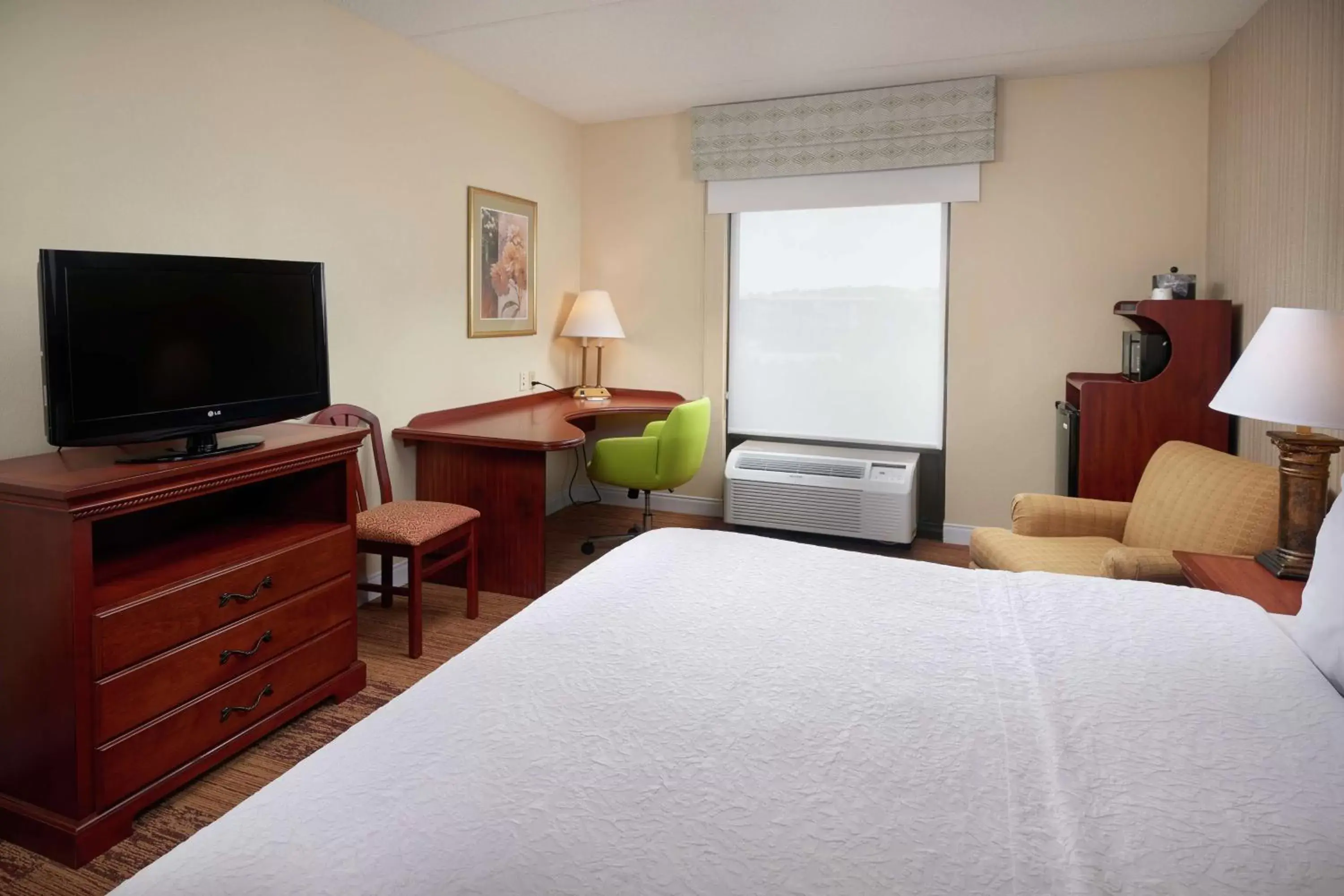 Bedroom, TV/Entertainment Center in Hampton Inn Shrewsbury