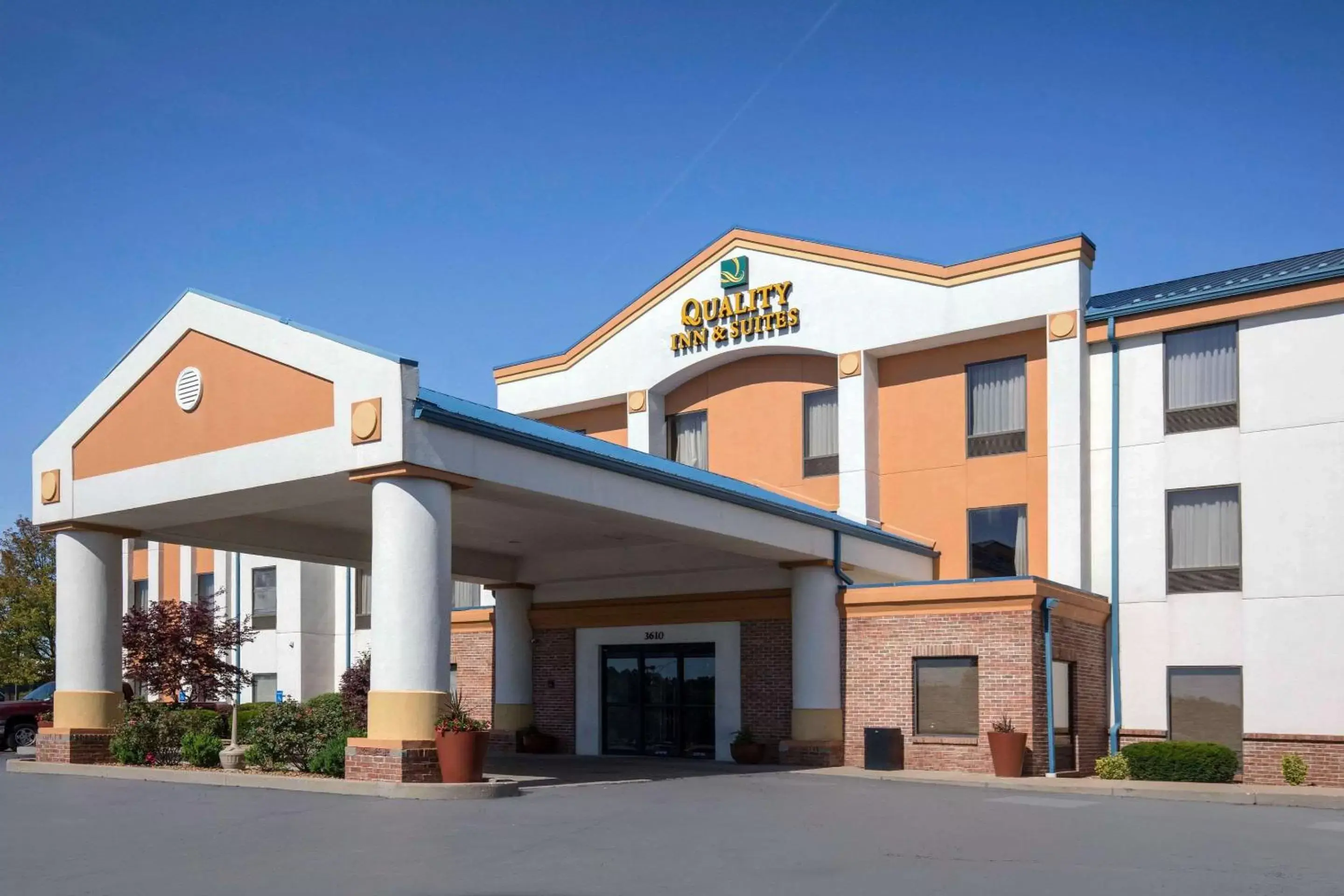 Property building in Quality Inn & Suites Arnold