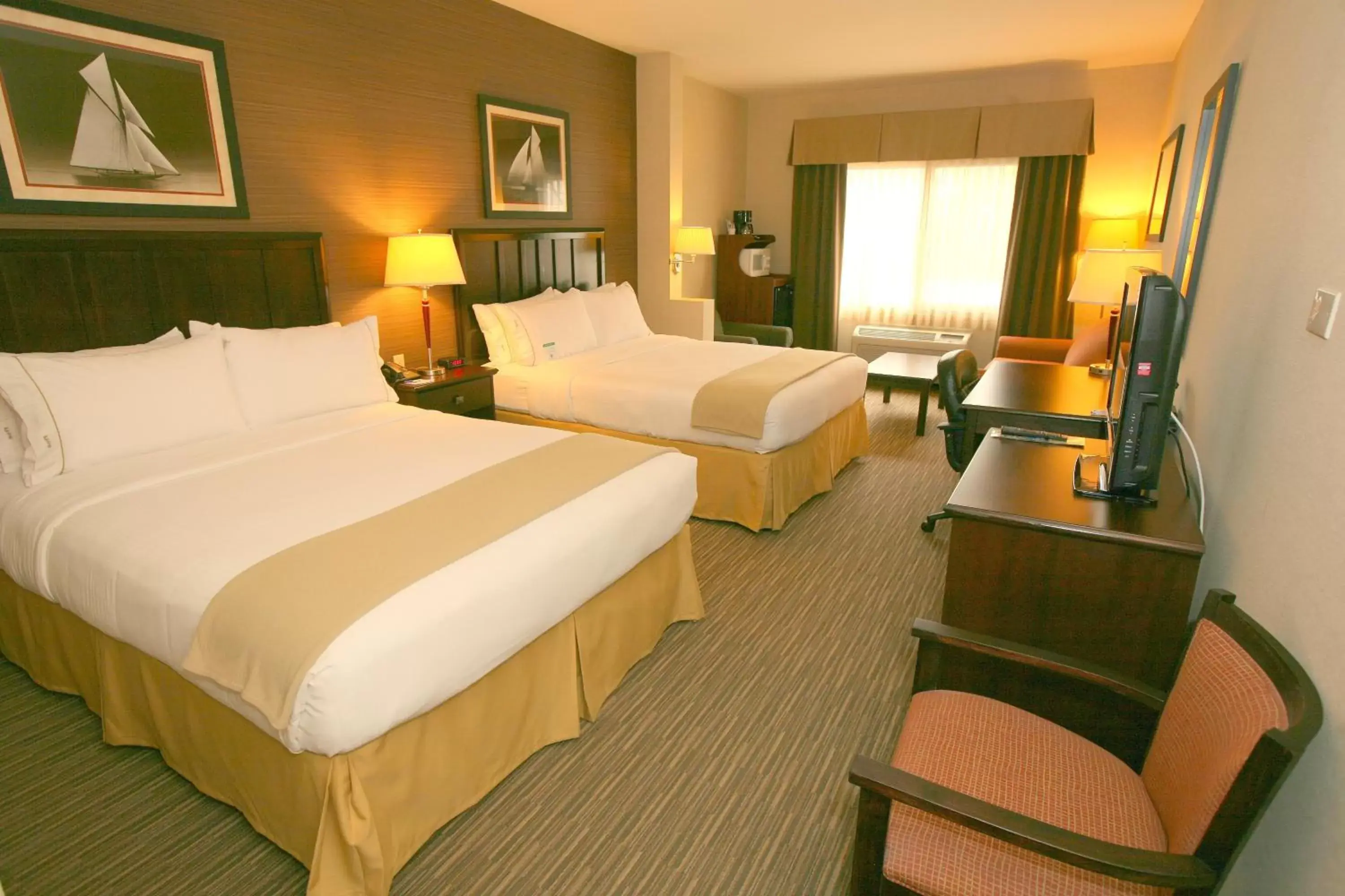 Photo of the whole room, Bed in Holiday Inn Express San Diego South - Chula Vista, an IHG Hotel