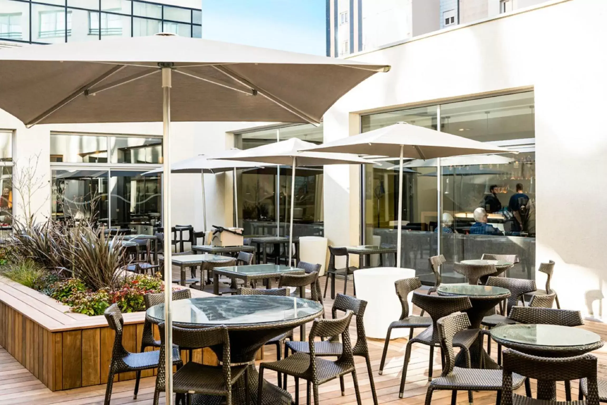 Patio, Restaurant/Places to Eat in Novotel Lille Centre Gares