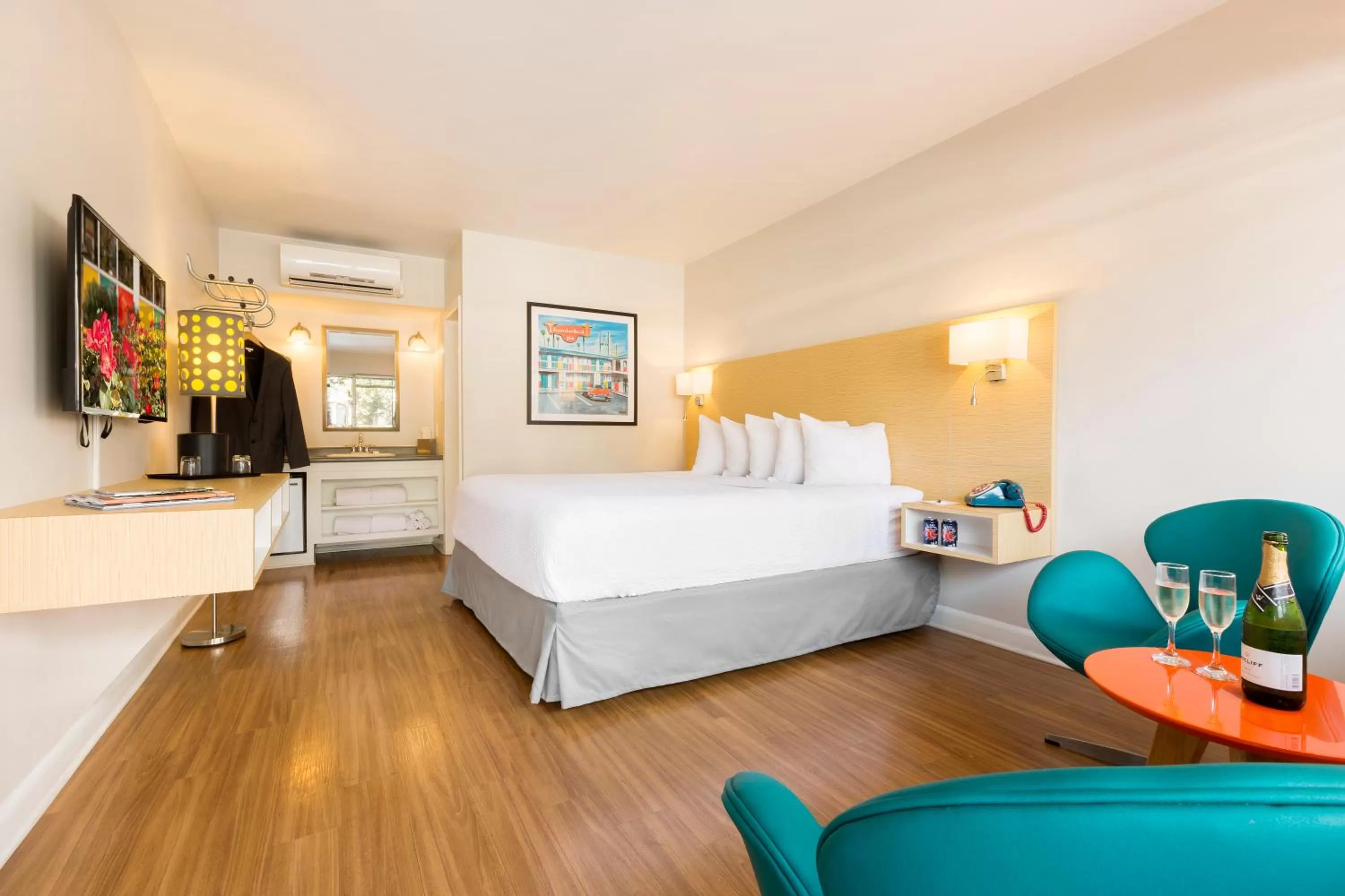 Photo of the whole room, Bed in The Thunderbird Inn