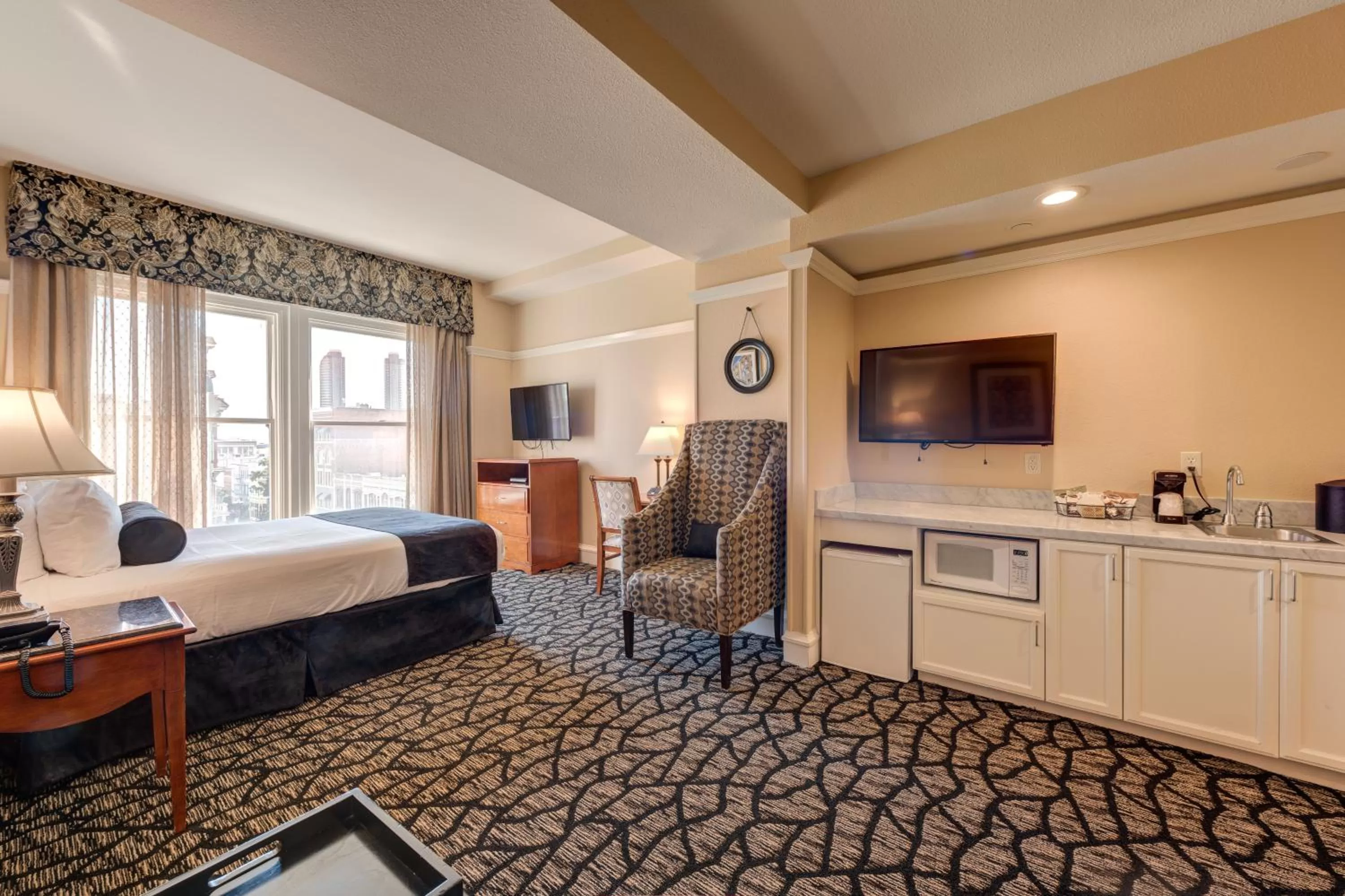 Living room, Bed in Gaslamp Plaza Suites