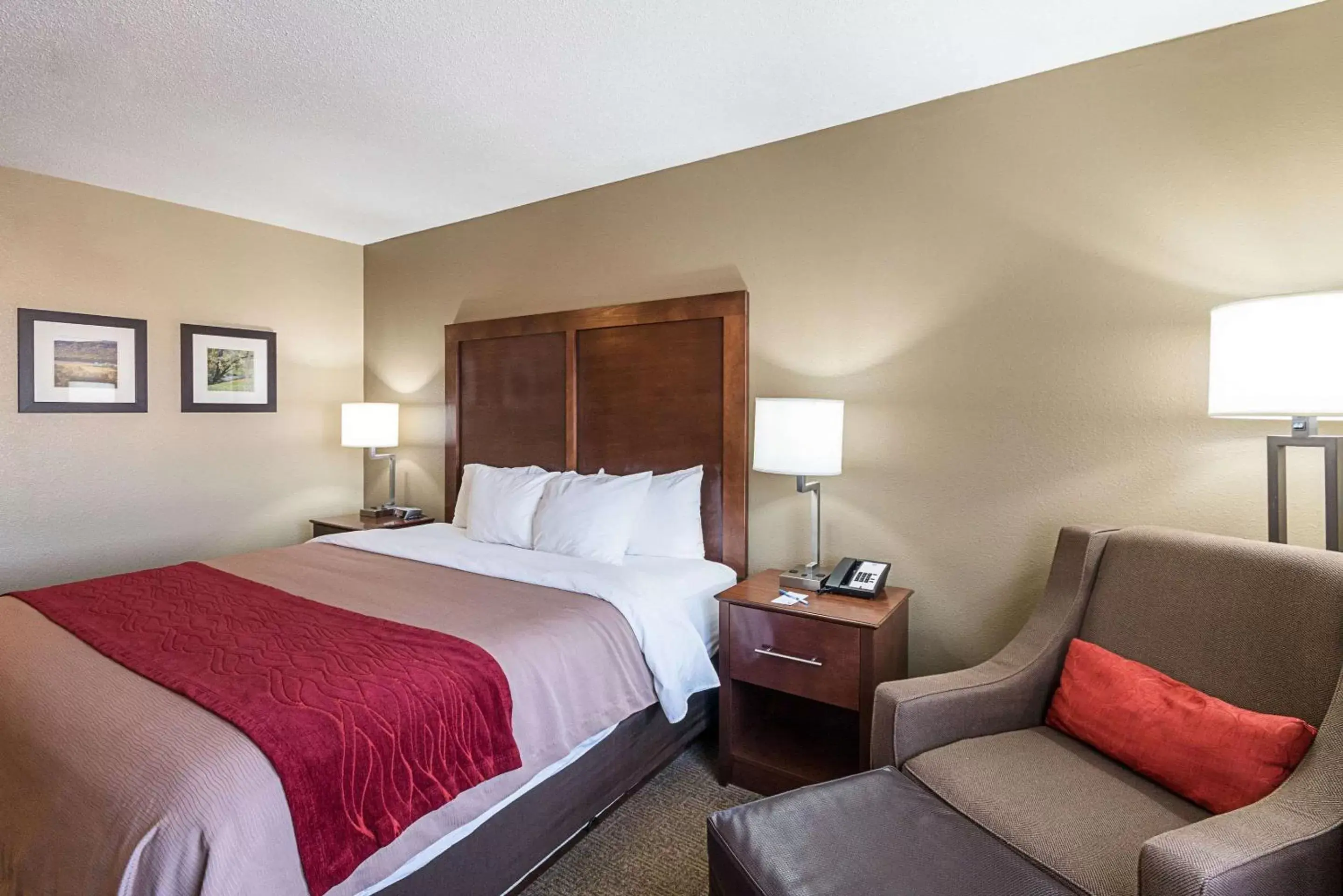 Photo of the whole room, Bed in Comfort Inn Barboursville near Huntington Mall area