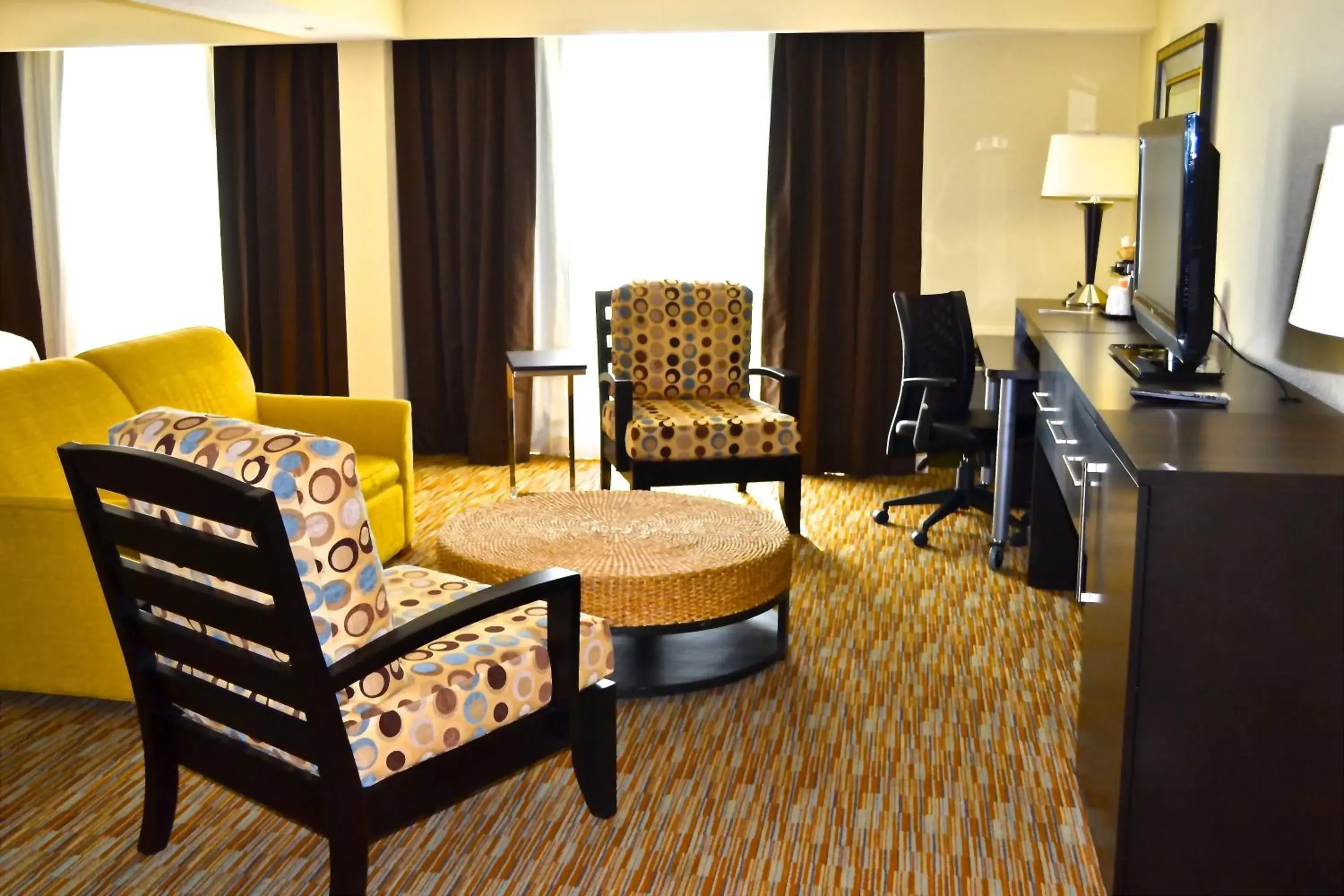 Photo of the whole room, Seating Area in Holiday Inn Miami International Airport, an IHG Hotel
