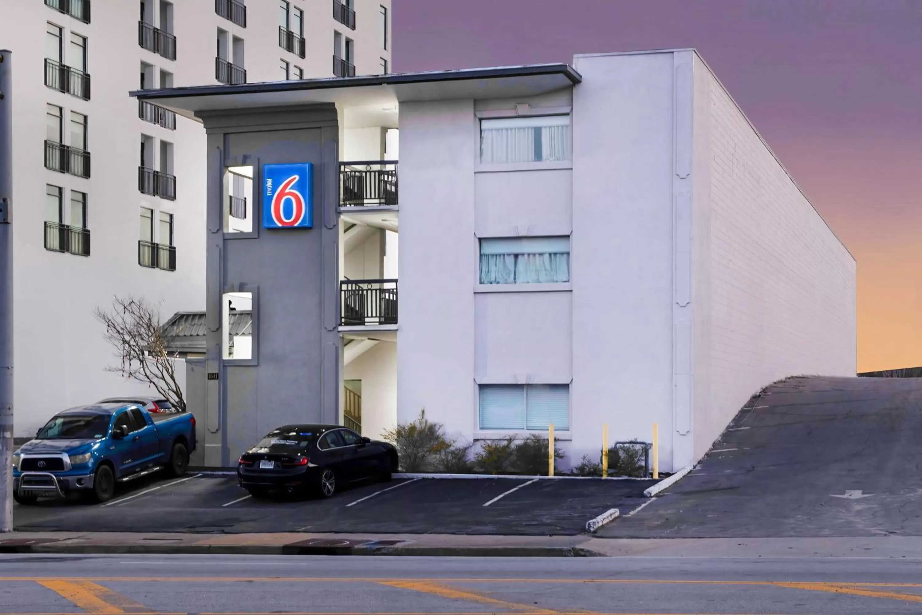 Property building in Motel 6 Atlanta, Ga - Midtown