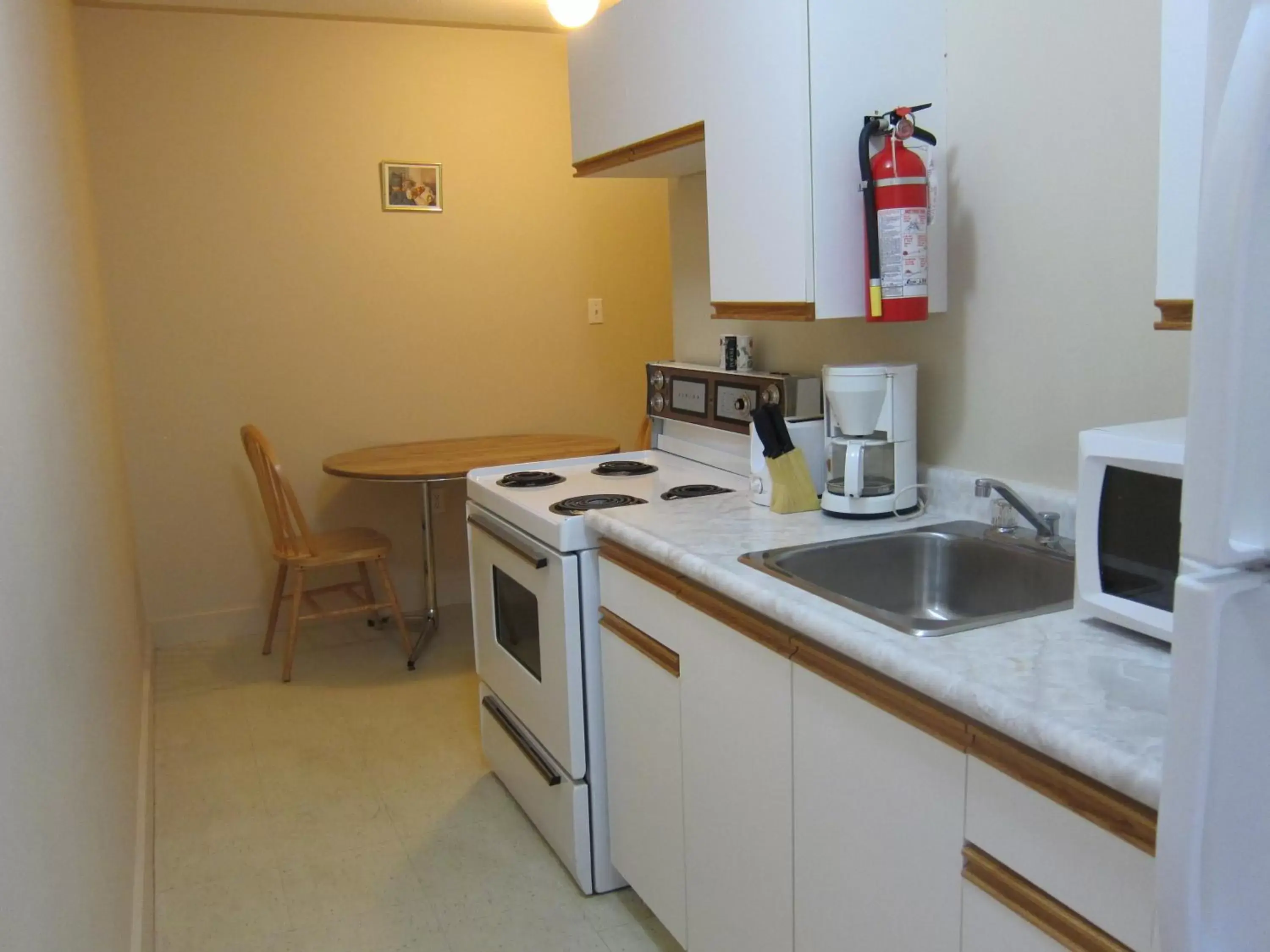 Kitchen or kitchenette, Kitchen/Kitchenette in Fundy Spray Motel