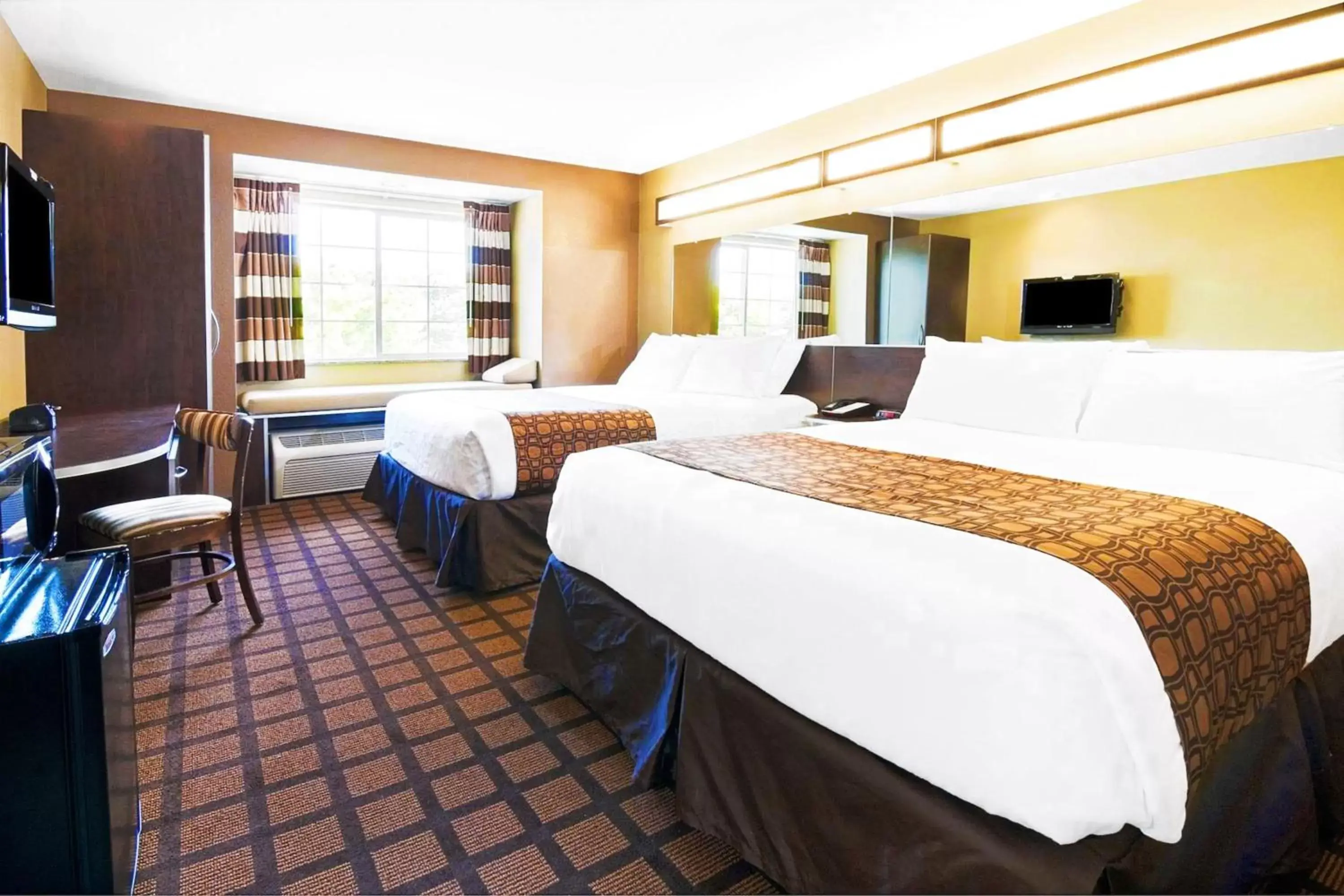 Bed in Microtel Inn & Suites by Wyndham Macon