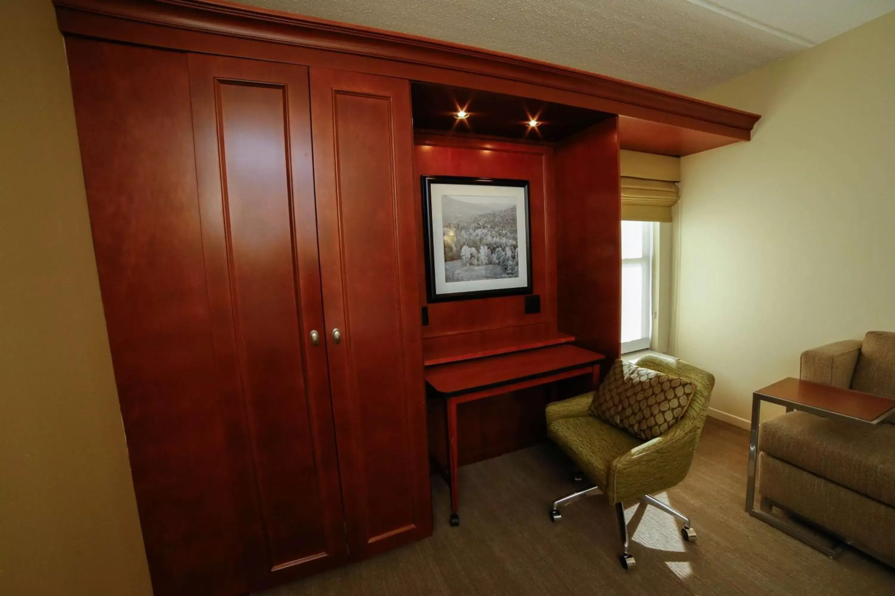 Bedroom, Seating Area in Hampton Inn Franklin, NC