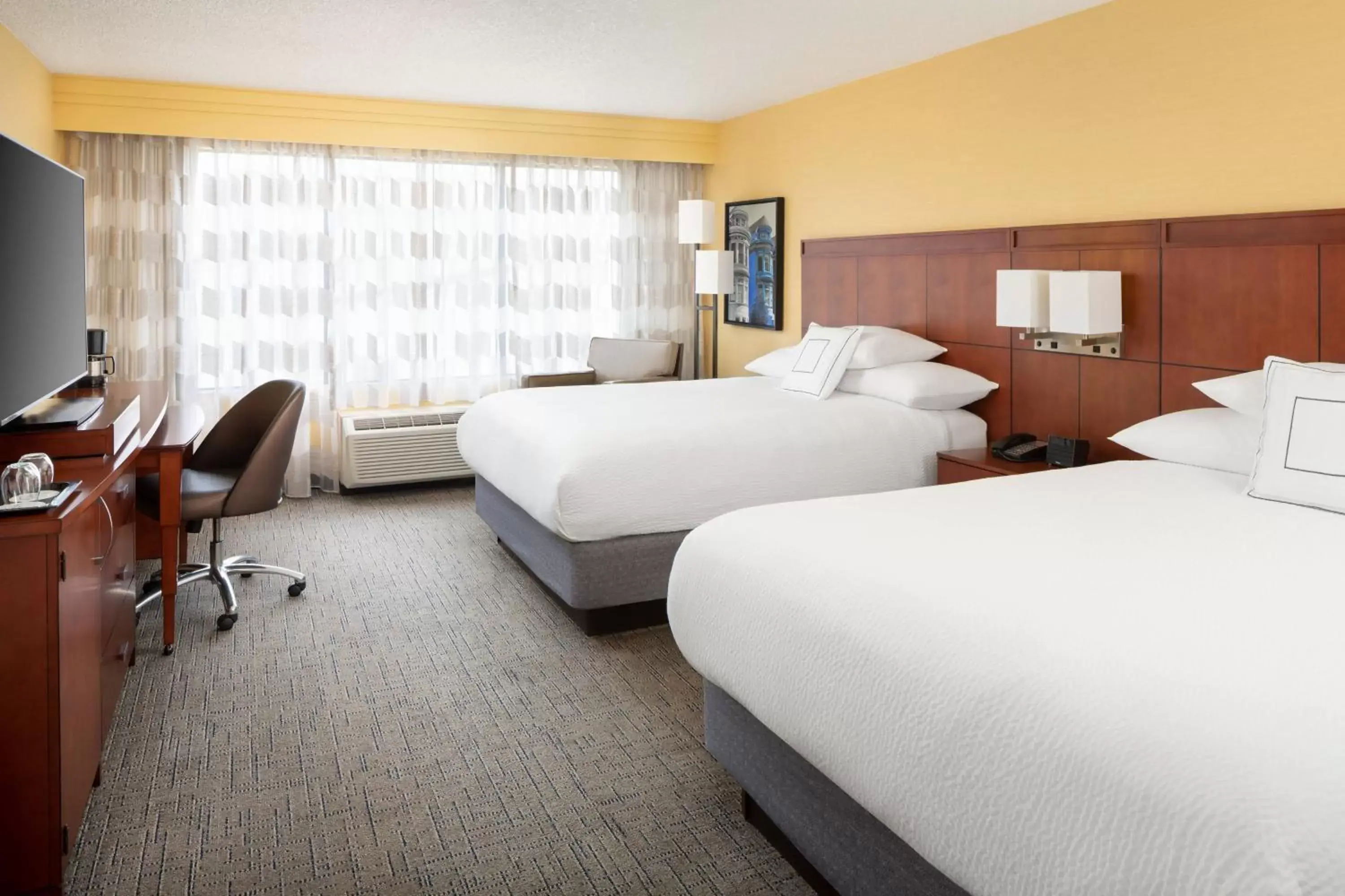 Photo of the whole room, Bed in Courtyard by Marriott Fishermans Wharf