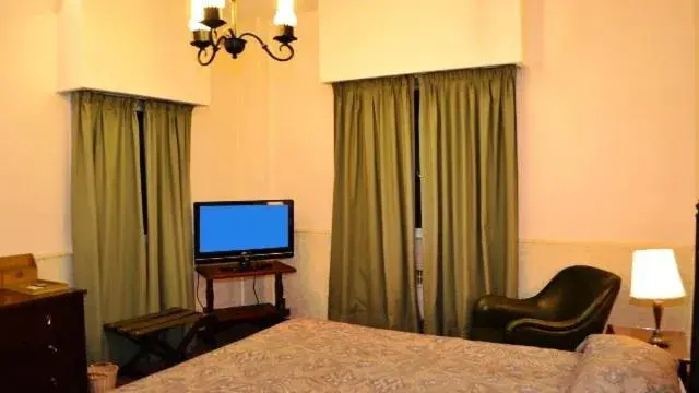 Bedroom, TV/Entertainment Center in Hotel Salta