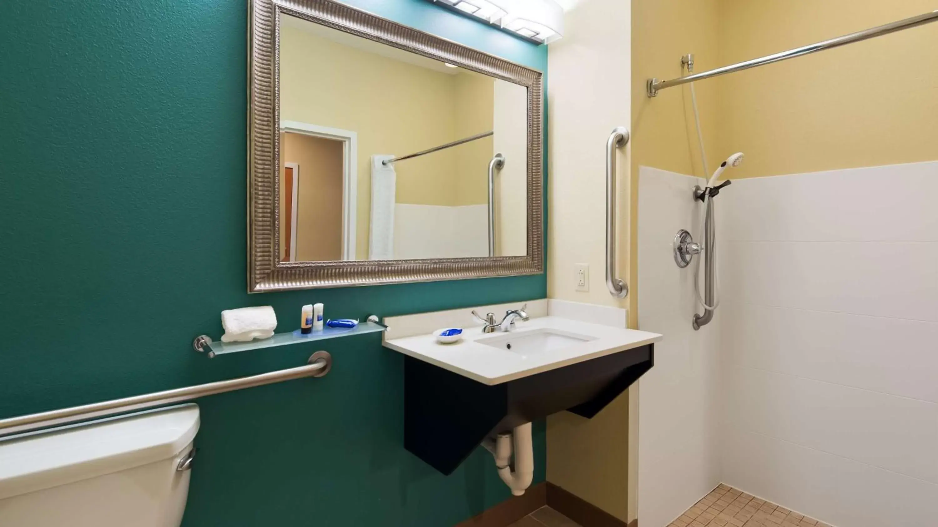 Photo of the whole room, Bathroom in Best Western Plus Harrisburg Mechanicsburg