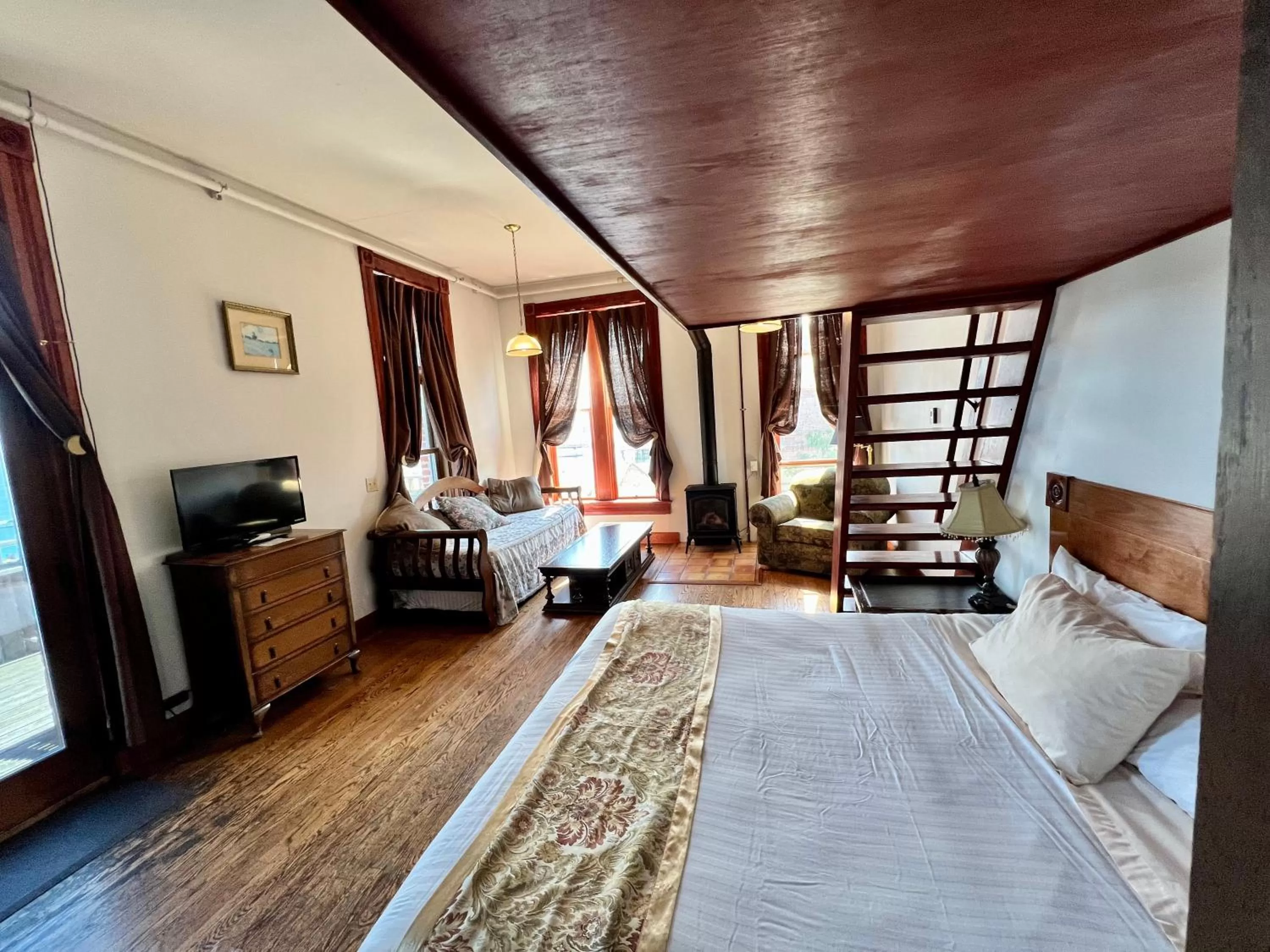 Bed in The Monarch Hotel