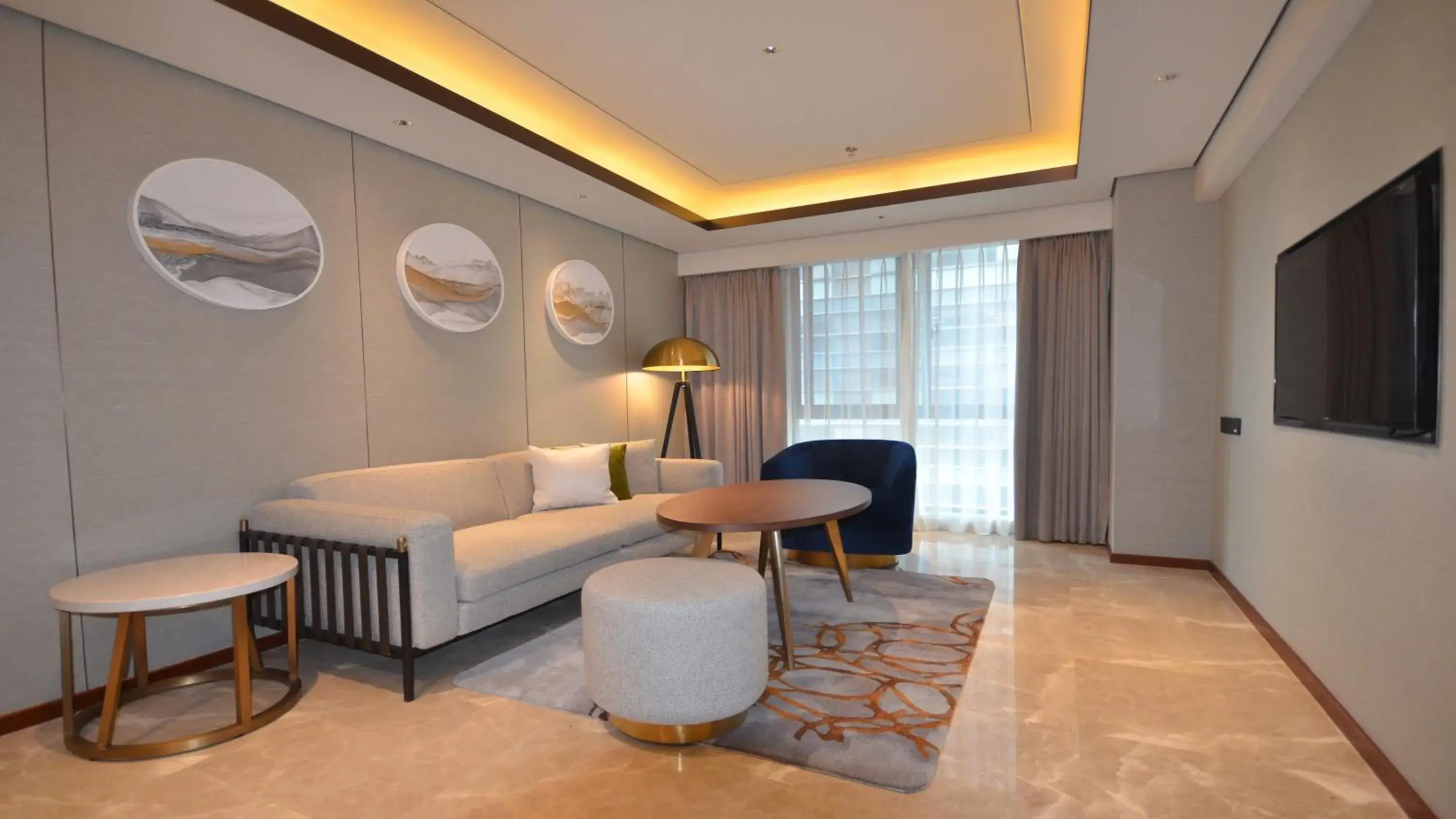 Photo of the whole room, Seating Area in Holiday Inn Suites Xi'an High-Tech Zone, an IHG Hotel