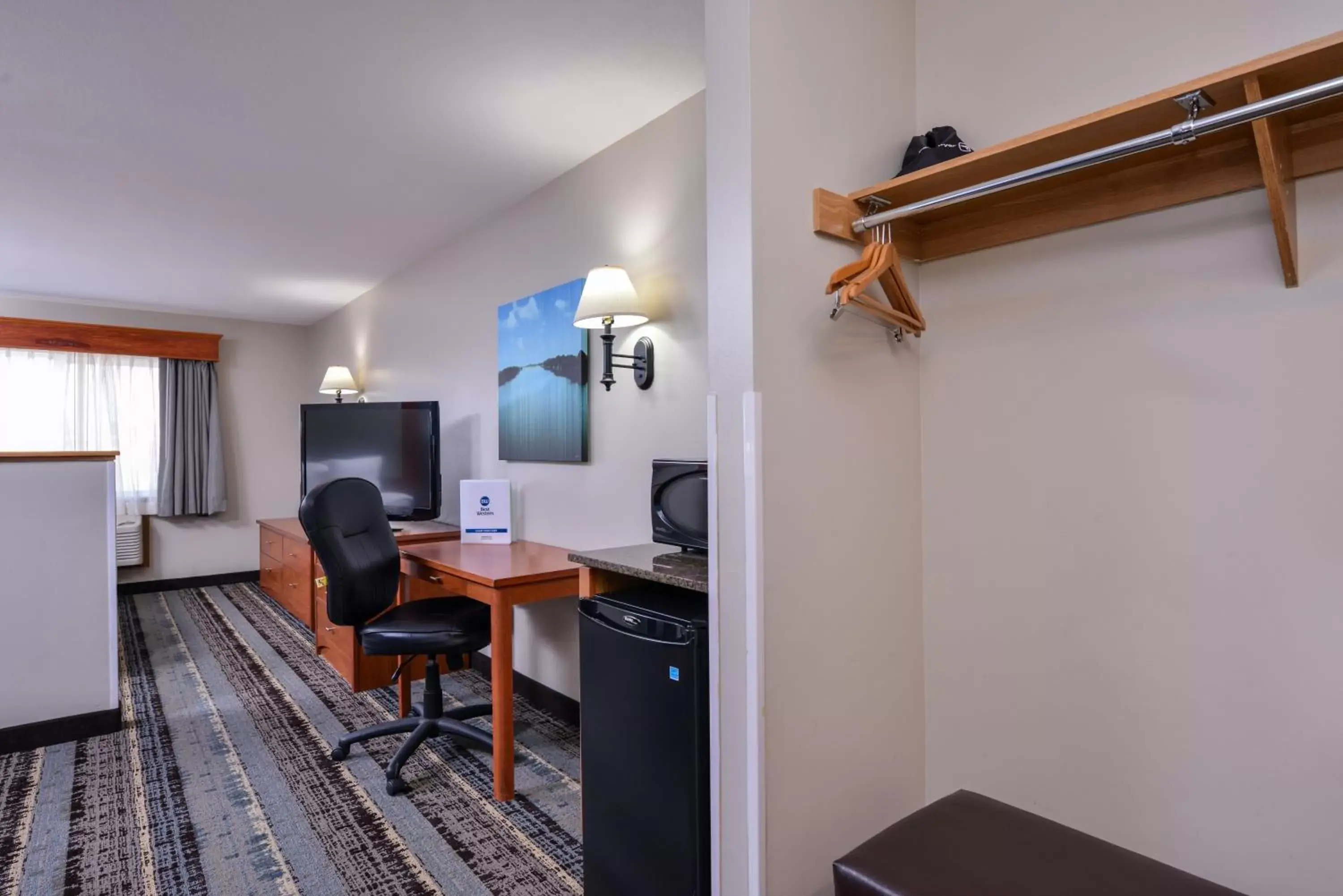 Bedroom, TV/Entertainment Center in Best Western Newberg Inn