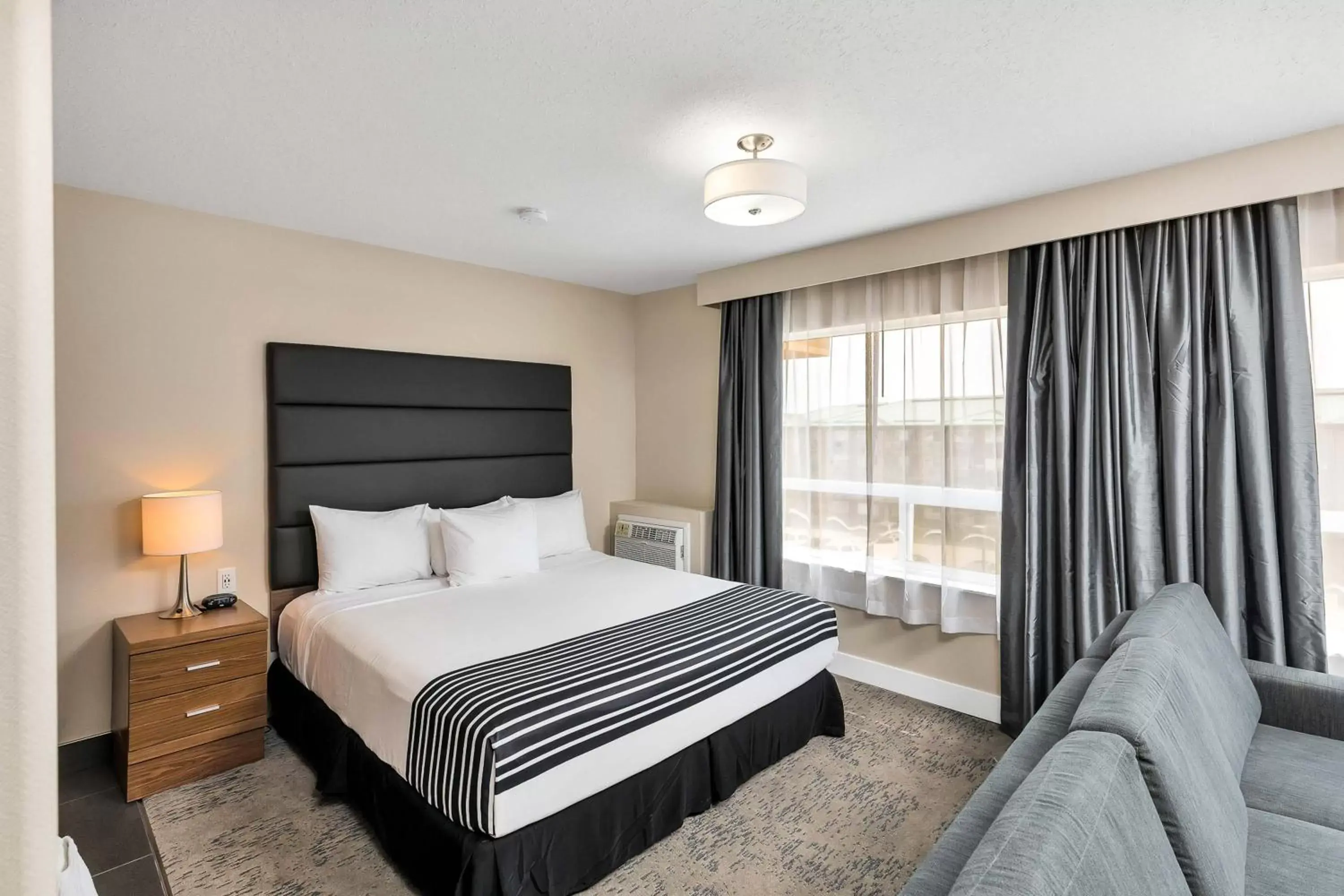 Photo of the whole room, Bed in Sandman Hotel Grande Prairie