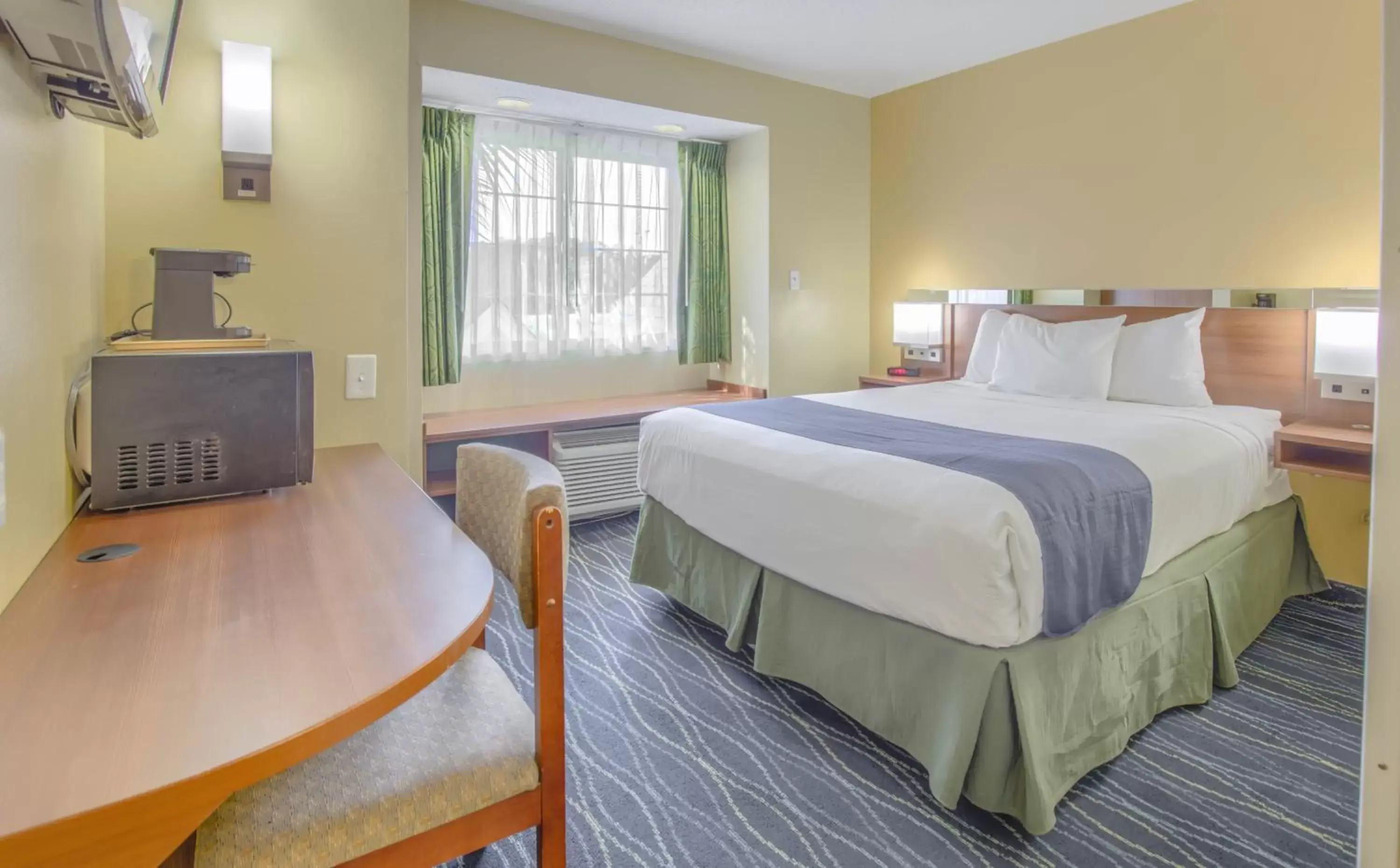 Bed in Microtel Inn & Suites by Wyndham Gulf Shores