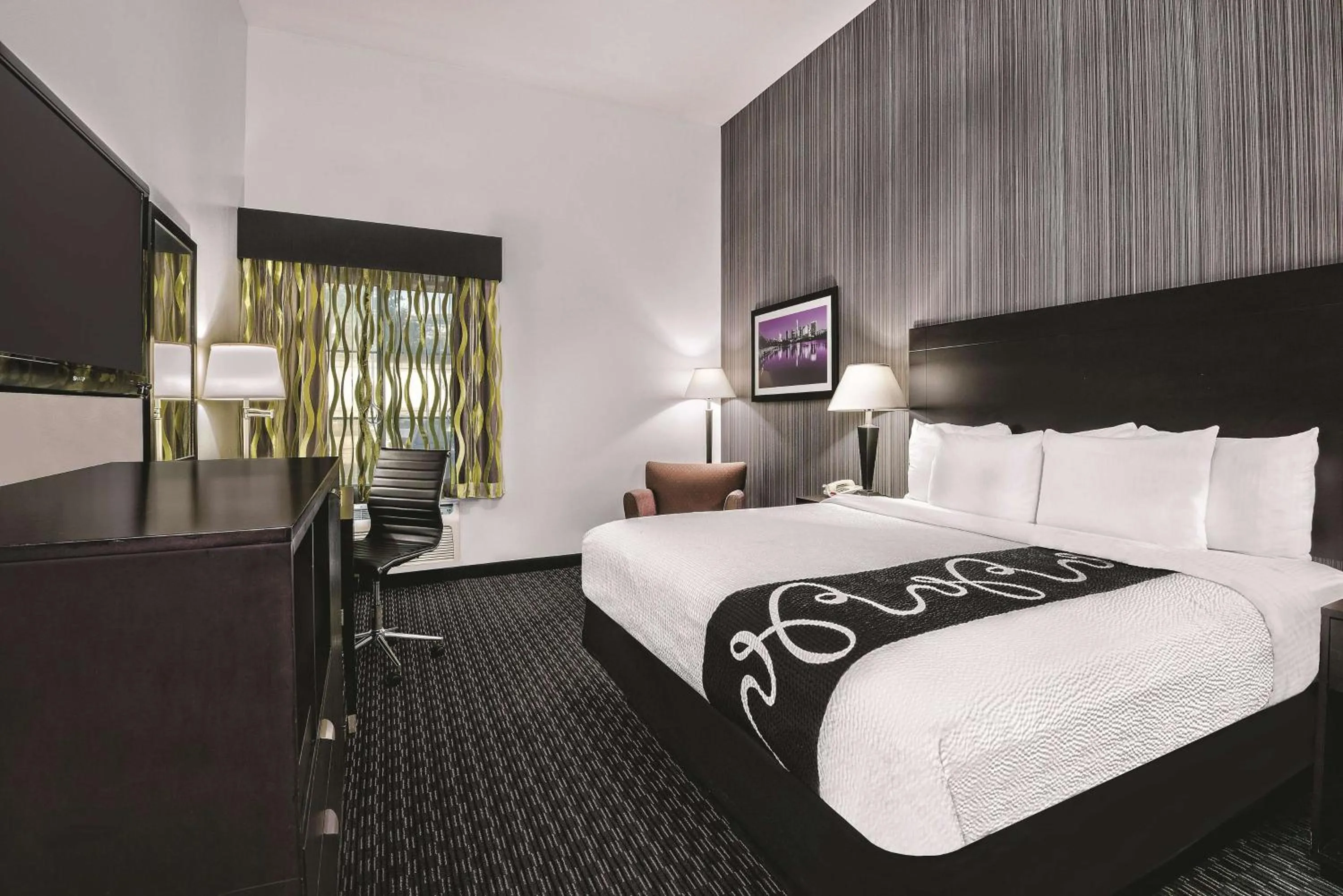 King Room with Roll-In Shower - Mobility/Hearing Accessible - Non-Smoking in La Quinta by Wyndham Austin - Cedar Park