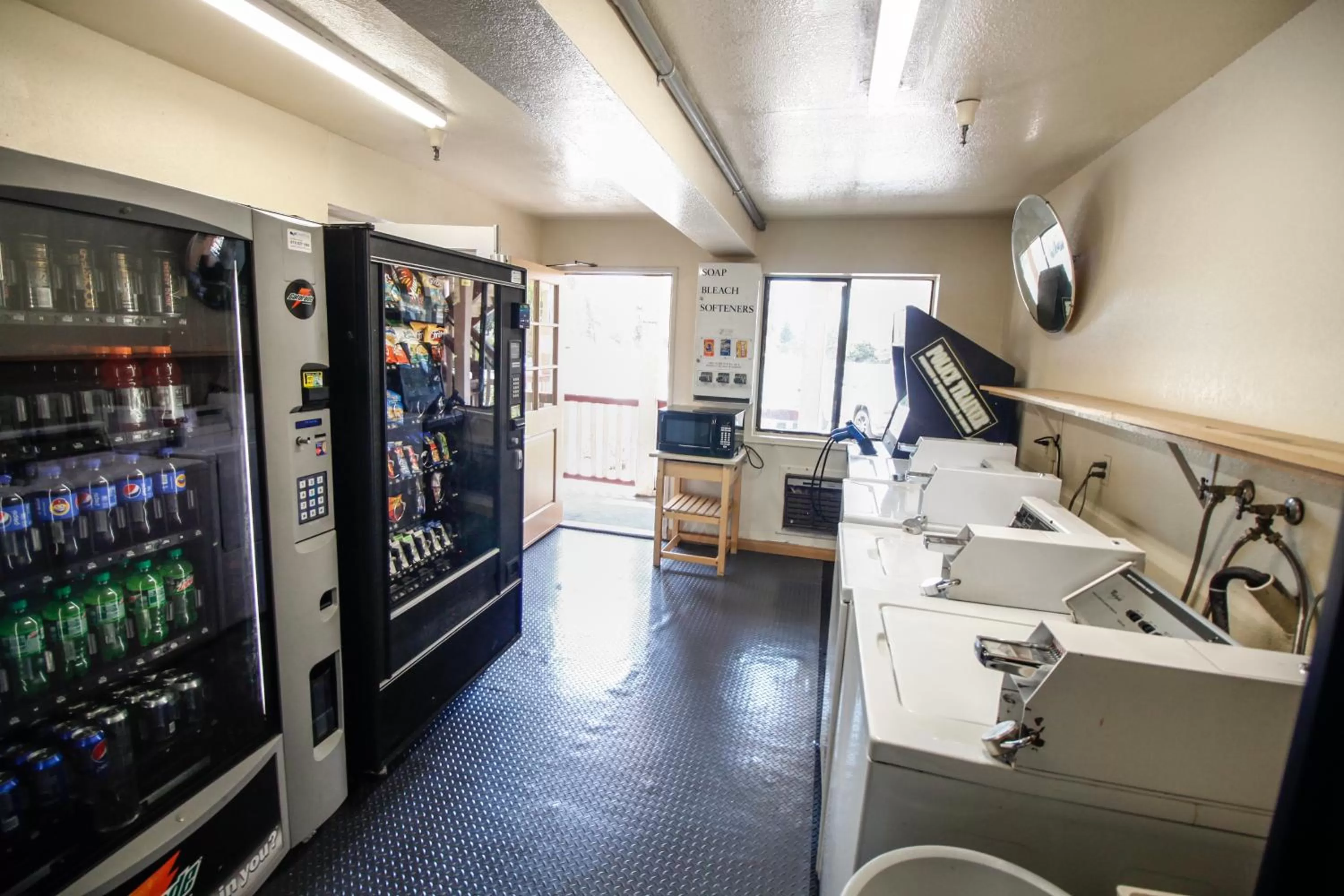 Communal kitchen in Heritage Inn La Mesa