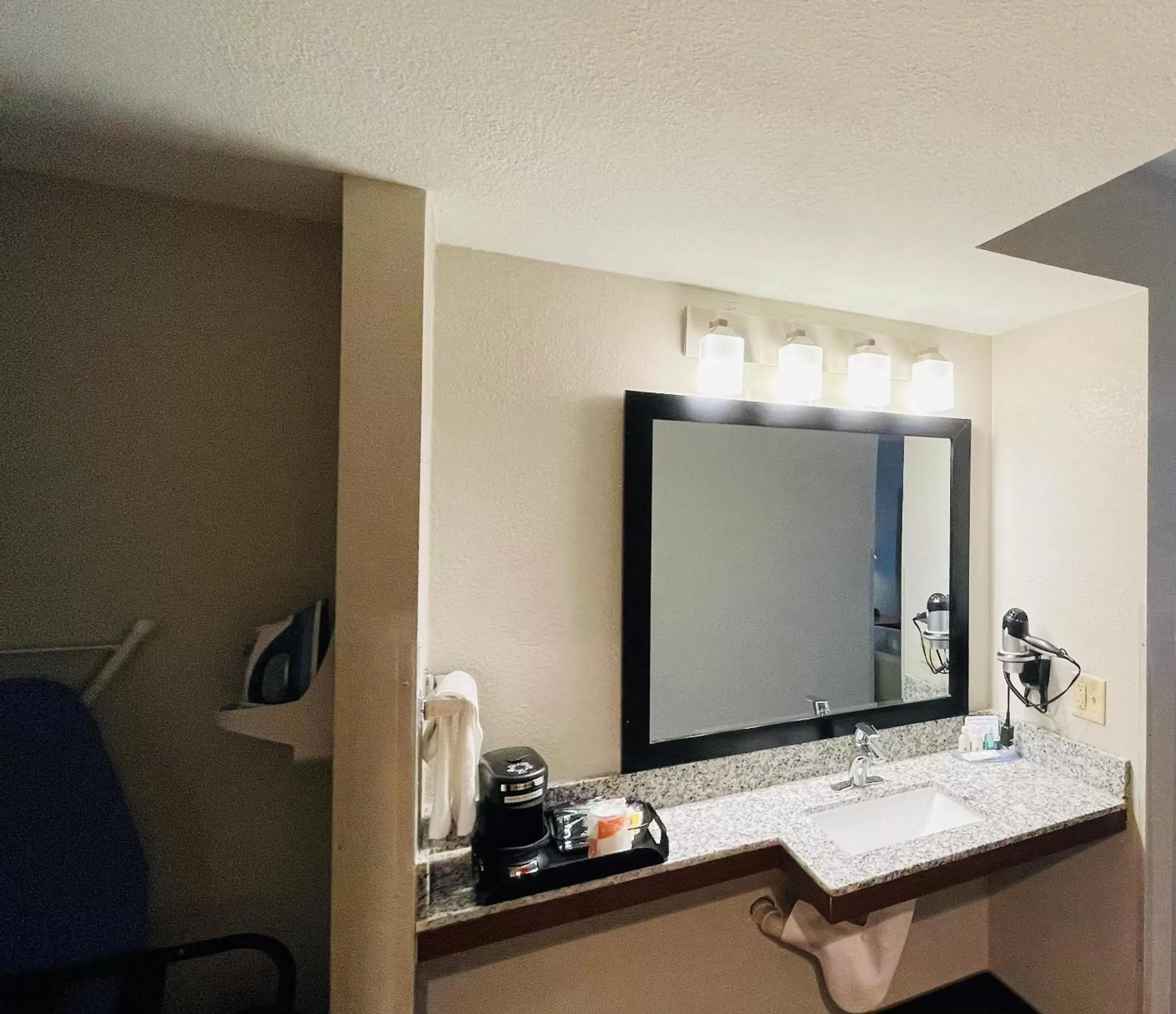 King Room - Accessible/Non-Smoking in Quality Inn Madison West Near University Area King Room - Accessible/Non-Smoking in Quality Inn Madison West Near University Area