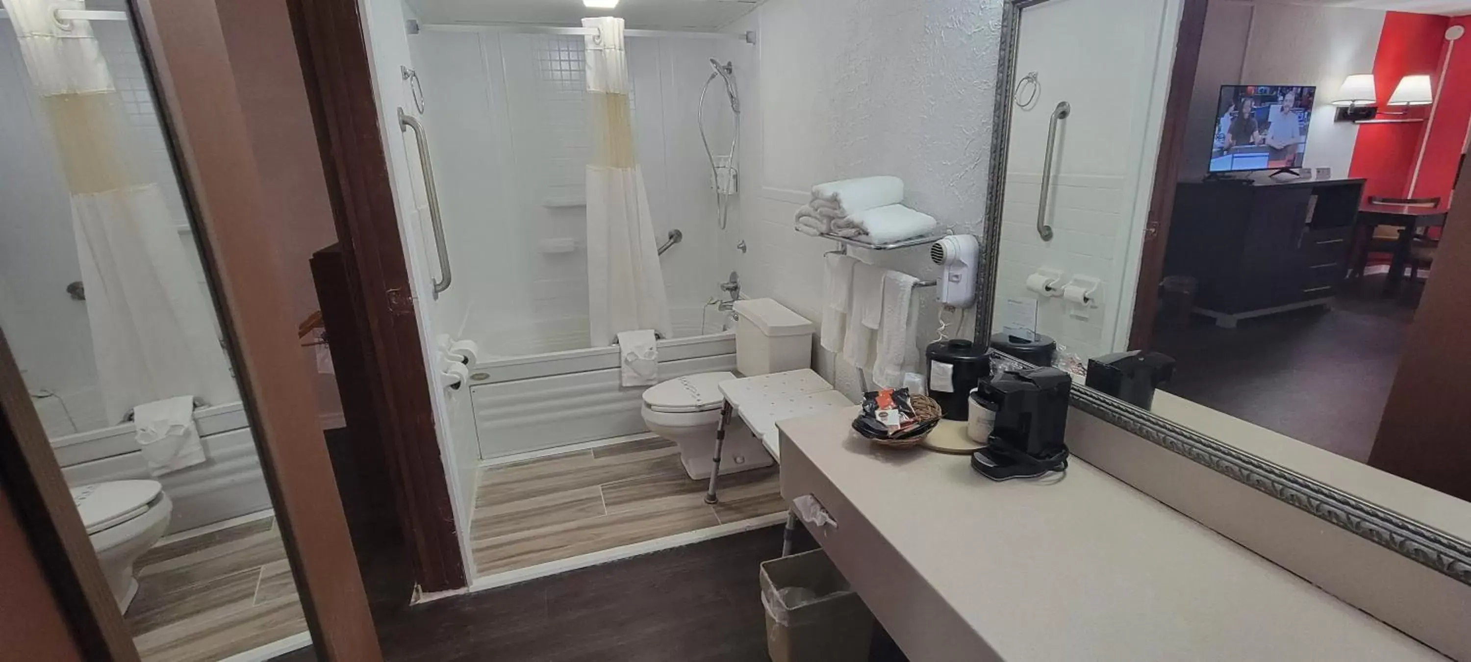 King Suite with Jetted Tub and Pool View/Access - Non-Smoking in Ramada by Wyndham Mountain Home