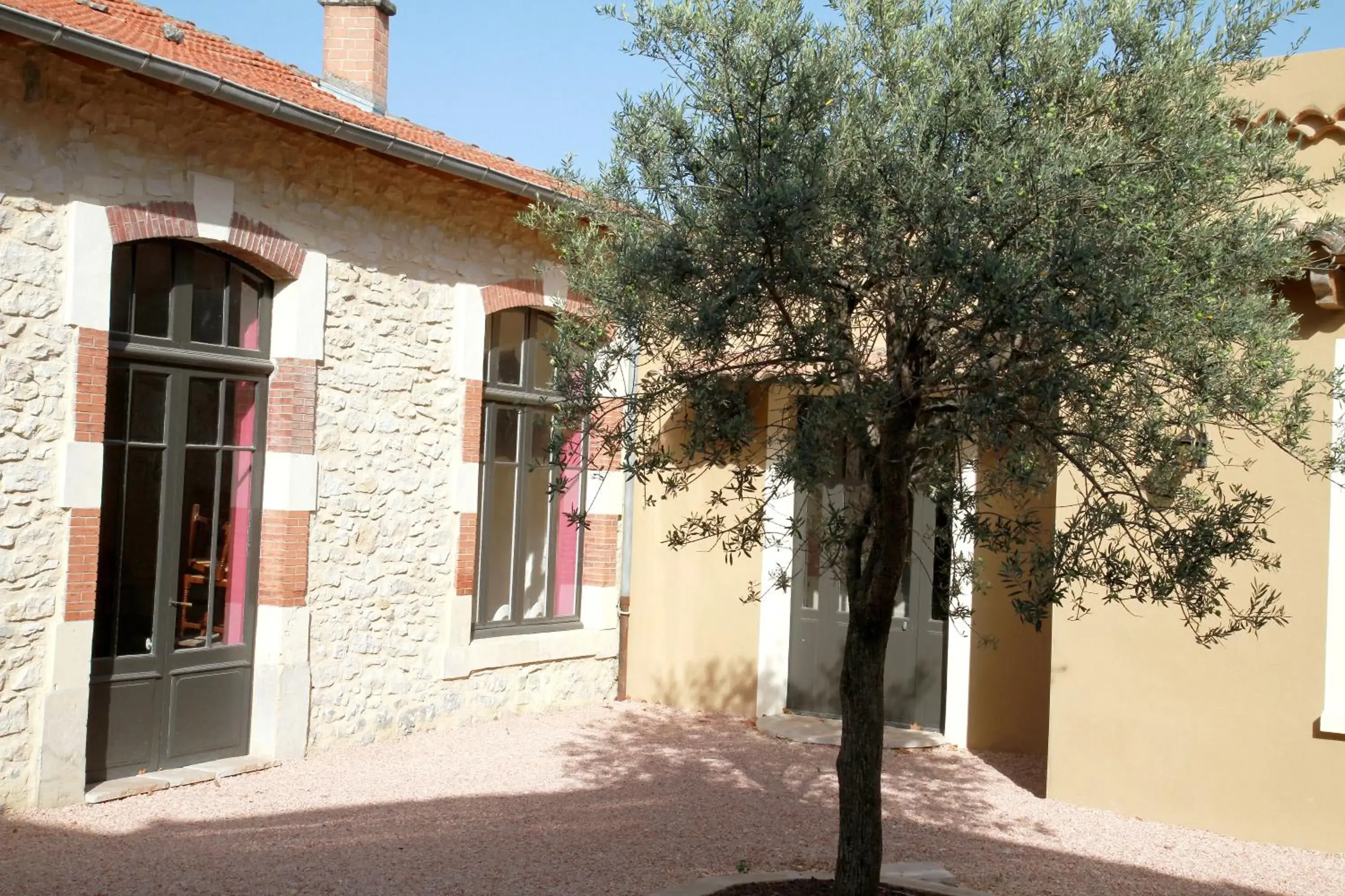 Facade/entrance, Property Building in Logis Hotel Le Clos Des Oliviers