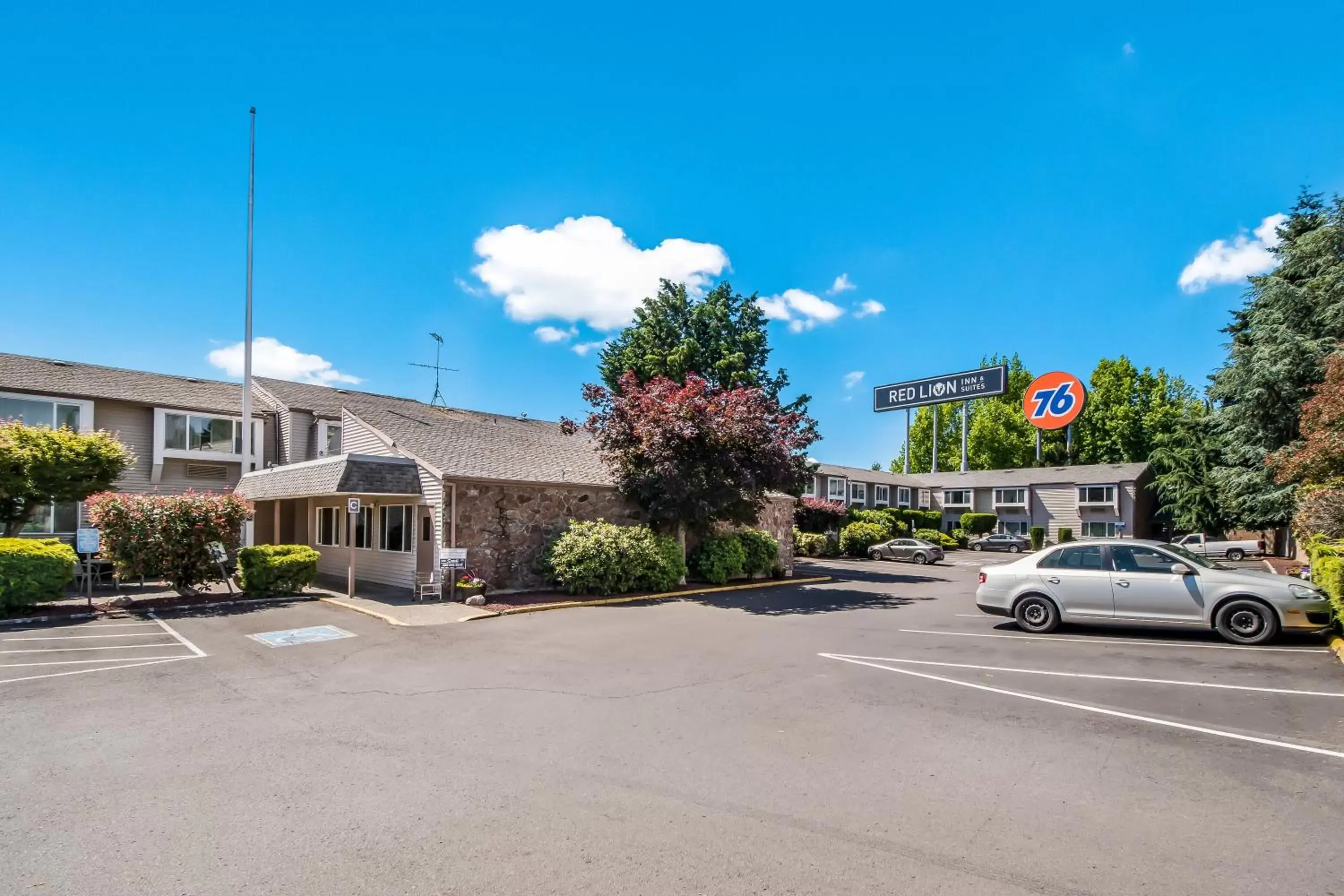 Property Building in Red Lion Inn & Suites Vancouver