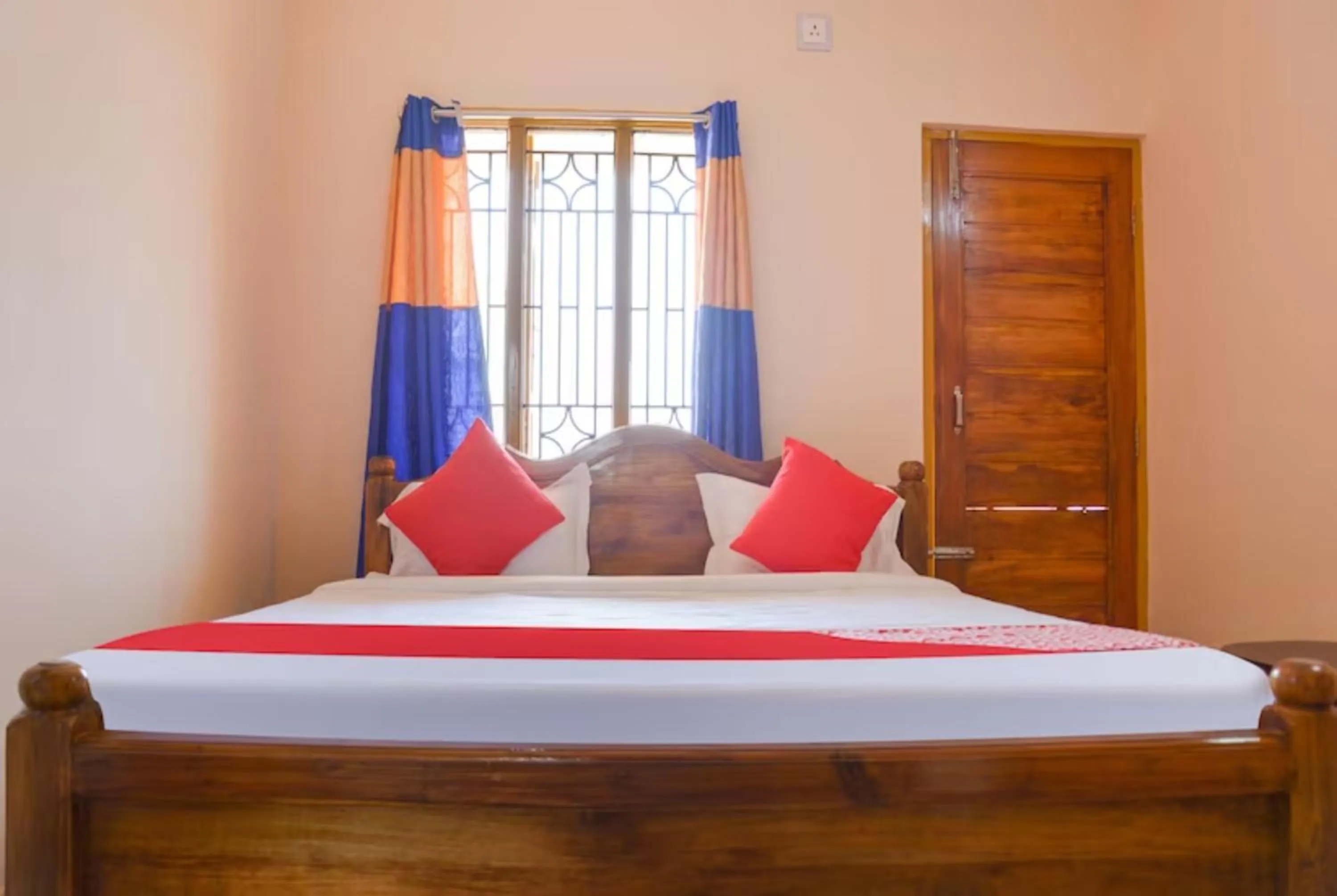 Bed in Goroomgo Caroline Homestay Bhubaneswar
