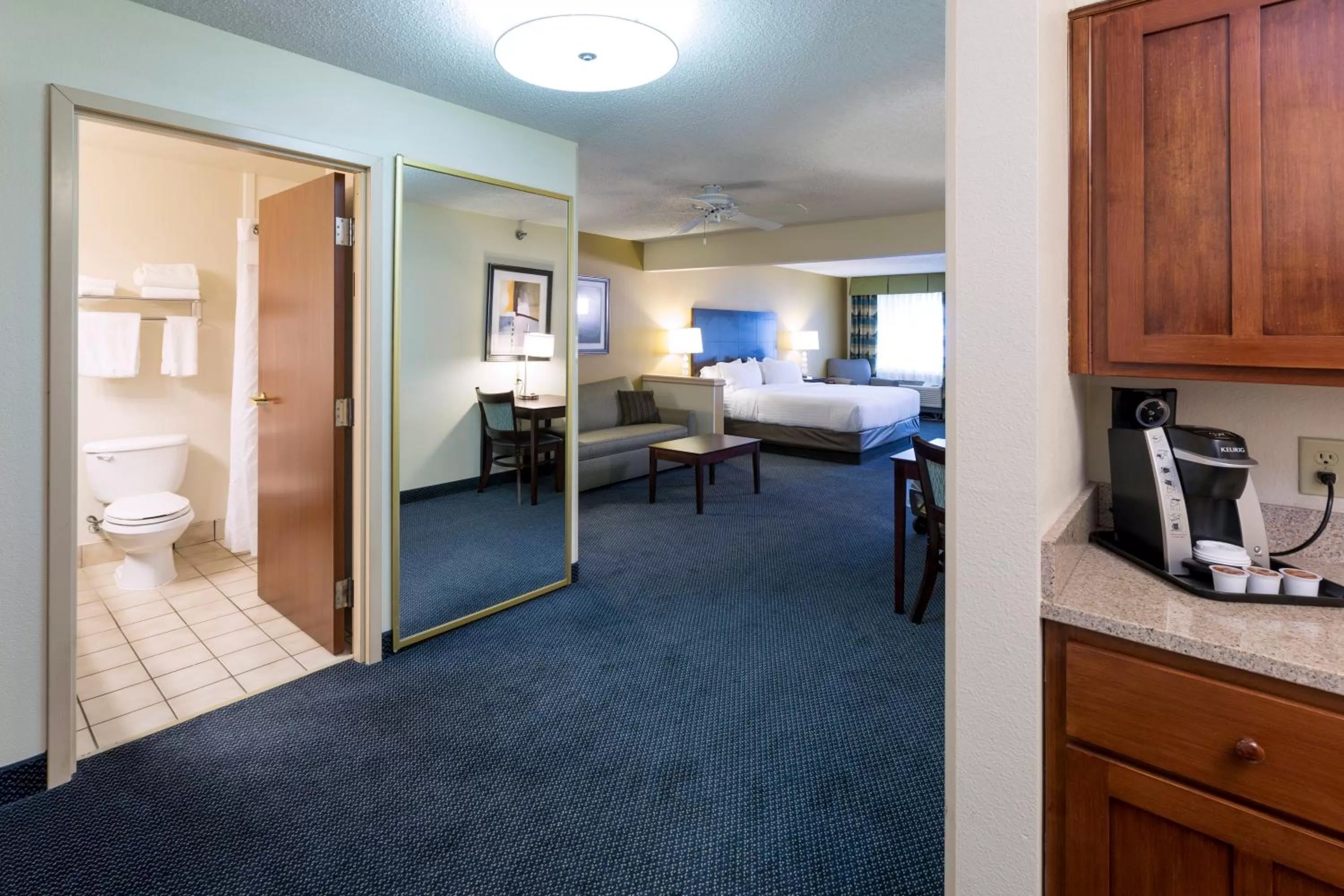 Photo of the whole room, Bed in Holiday Inn Express Hotel & Suites-Saint Joseph by IHG