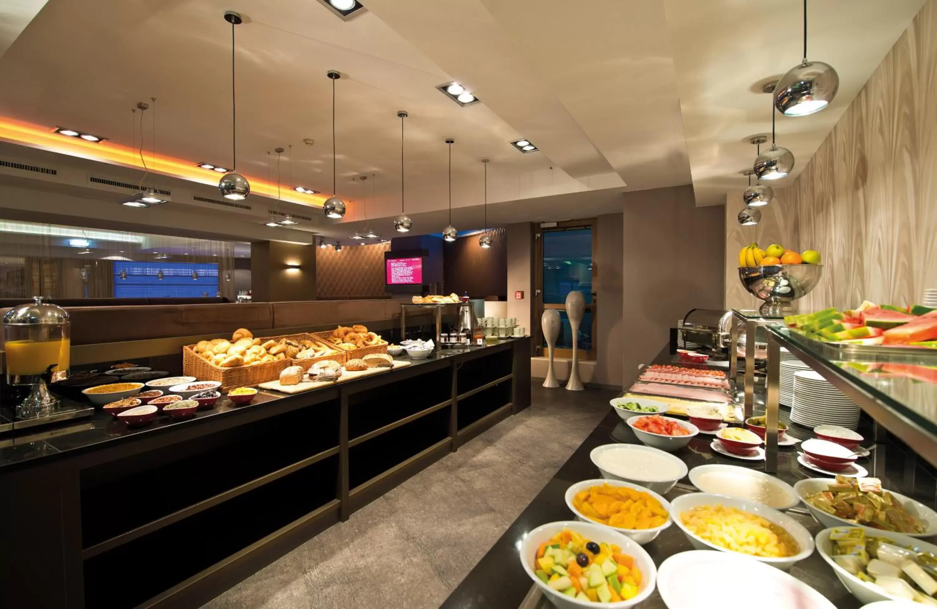 Buffet breakfast, Restaurant/Places to Eat in Leonardo Hotel Vienna