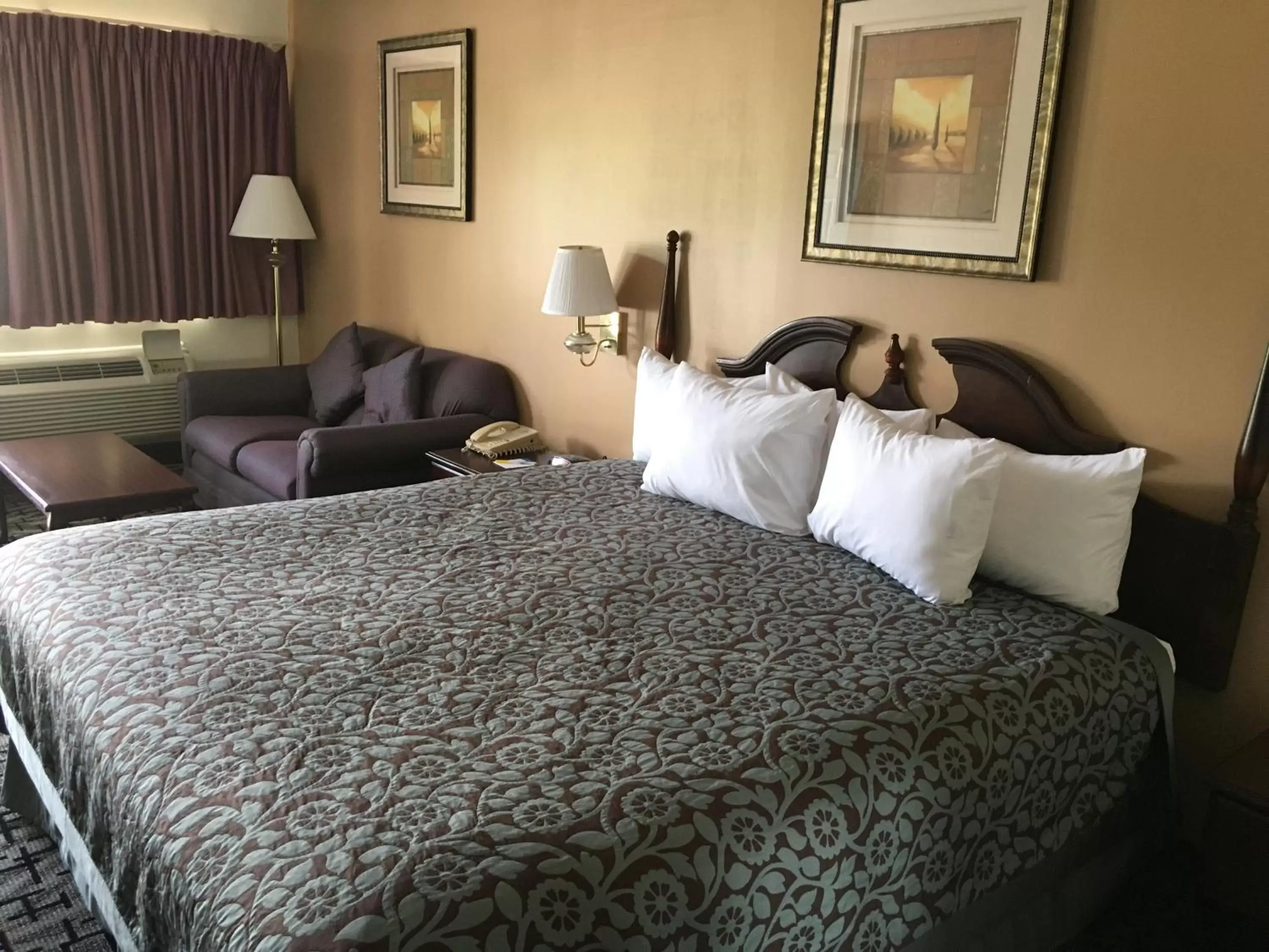 Bed in Days Inn by Wyndham Picayune