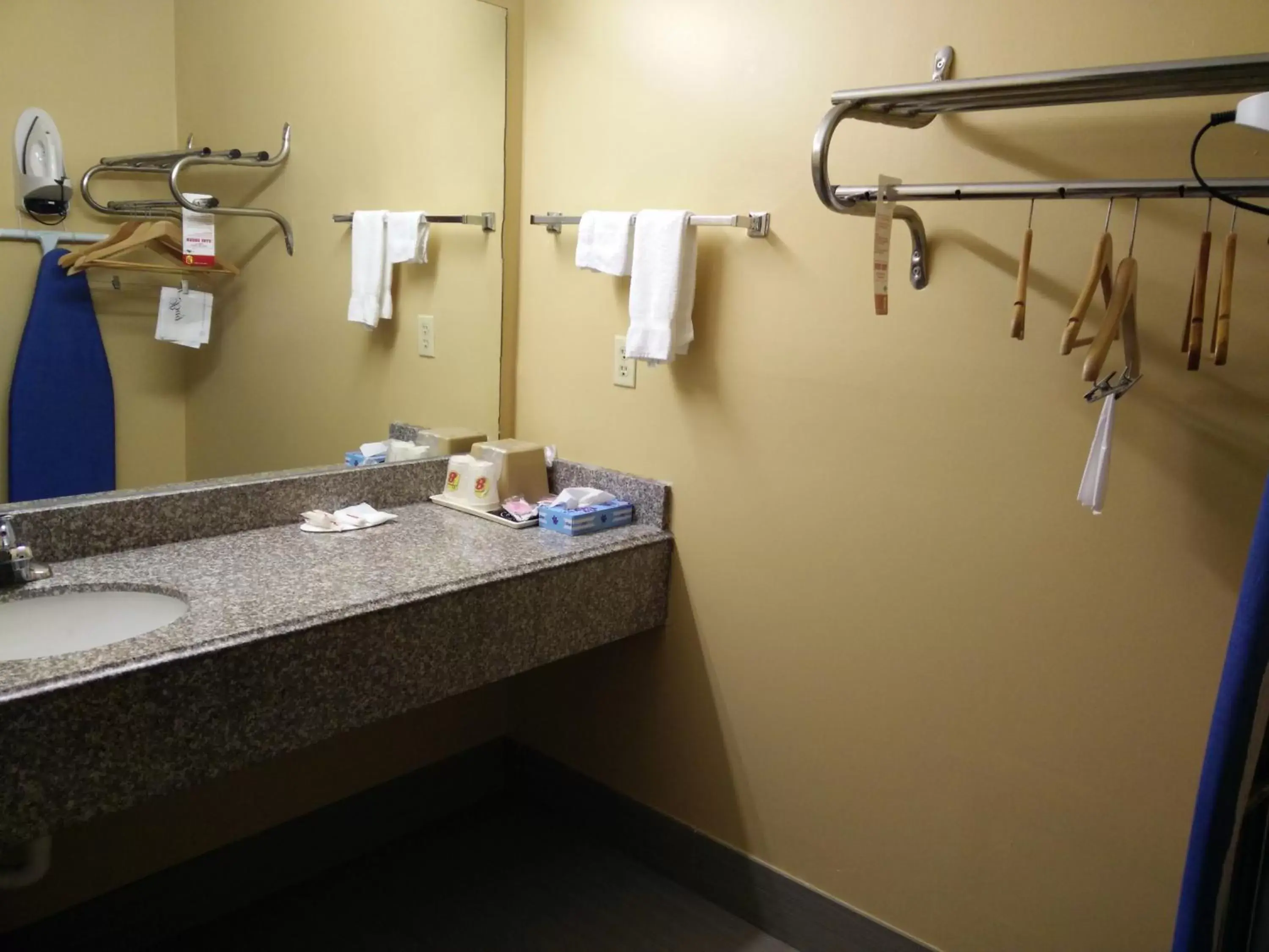 King Room with Bath Tub - Mobility/Hearing Accessible - Non-Smoking in Super 8 by Wyndham Houston/Willowbrook Hwy 249
