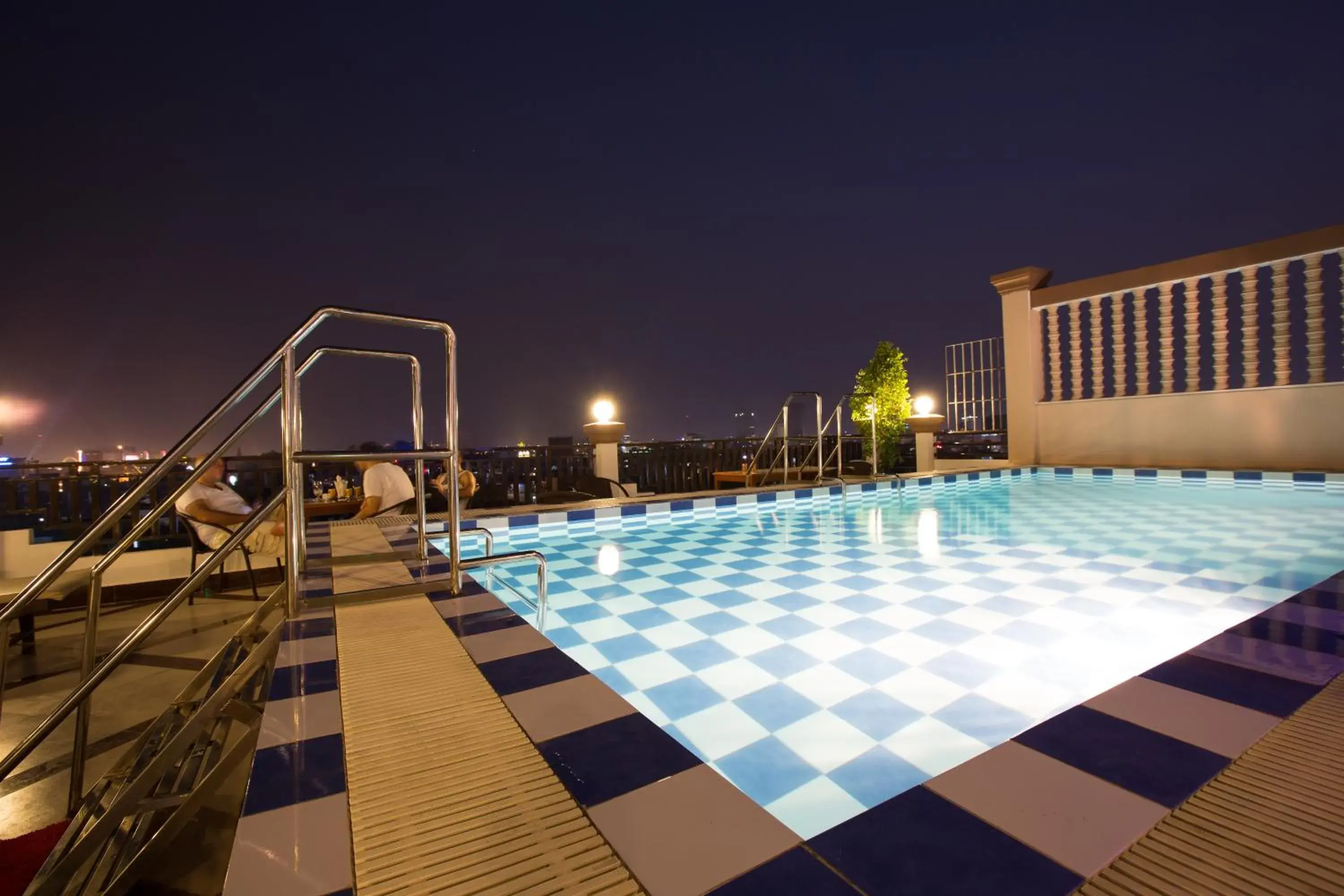 Swimming Pool in Queen Wood Hotel