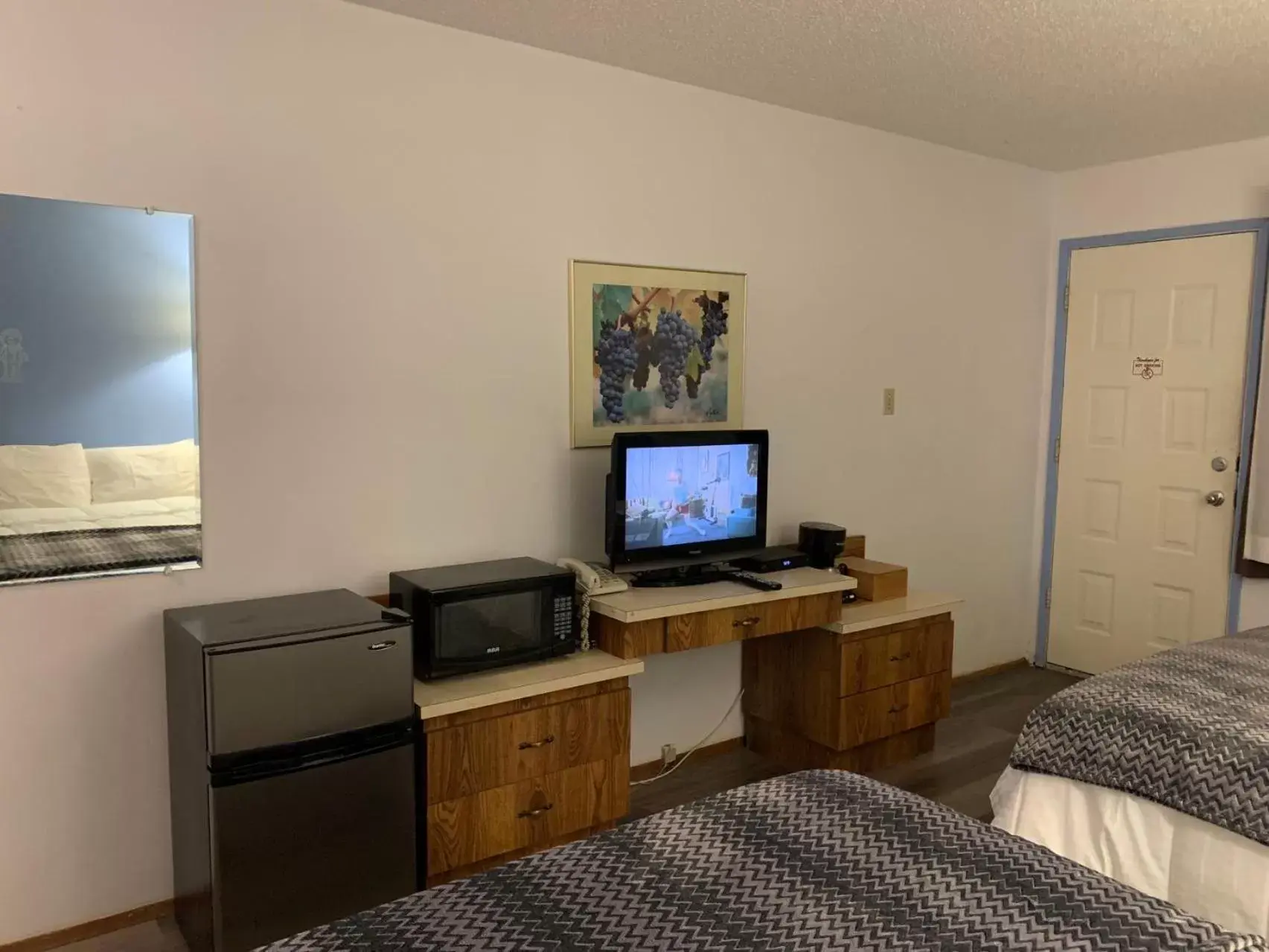 TV and multimedia, TV/Entertainment Center in Swiss Sunset Inn