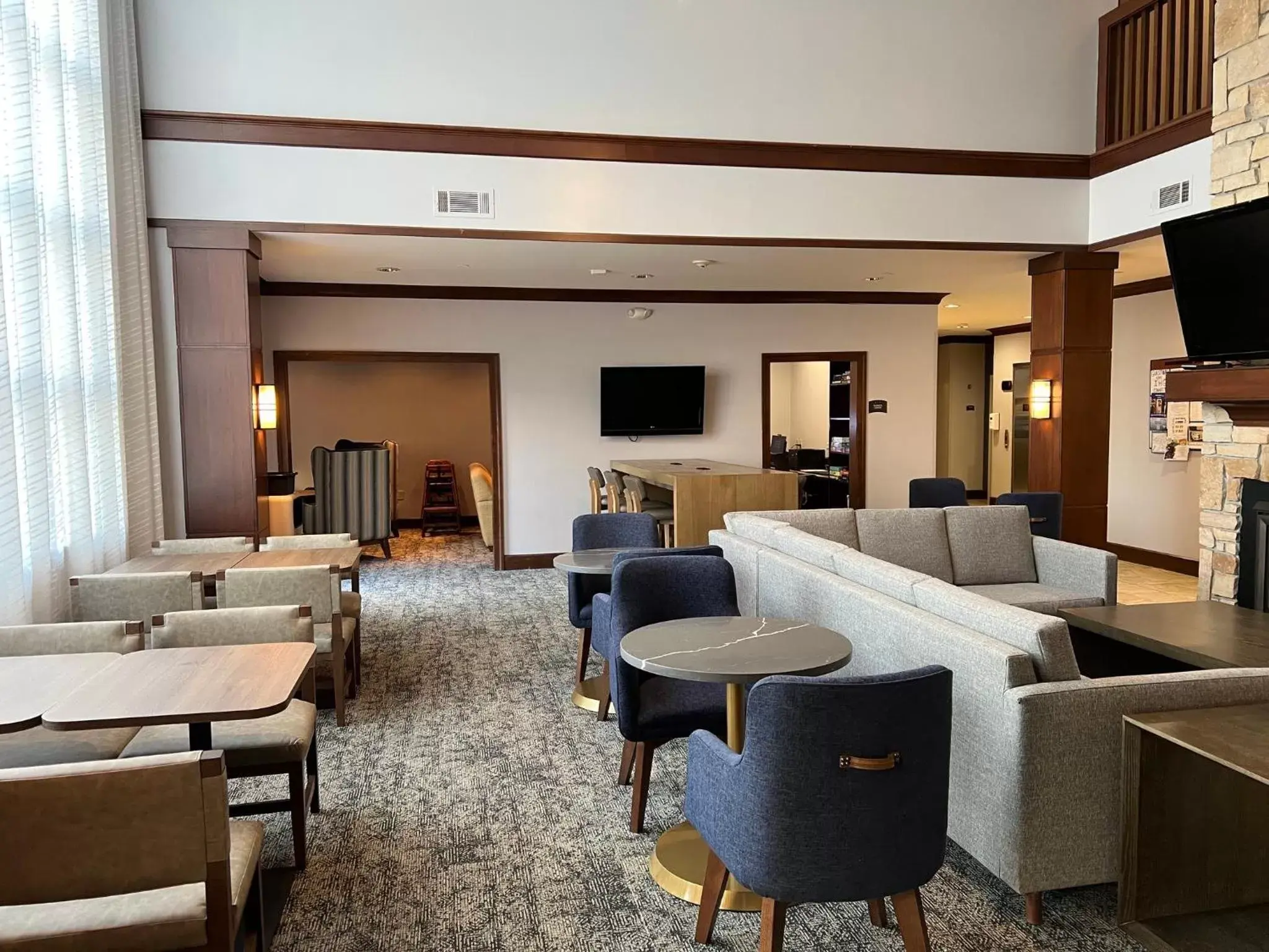 Property building, Lounge/Bar in Staybridge Suites Milwaukee West-Oconomowoc, an IHG Hotel