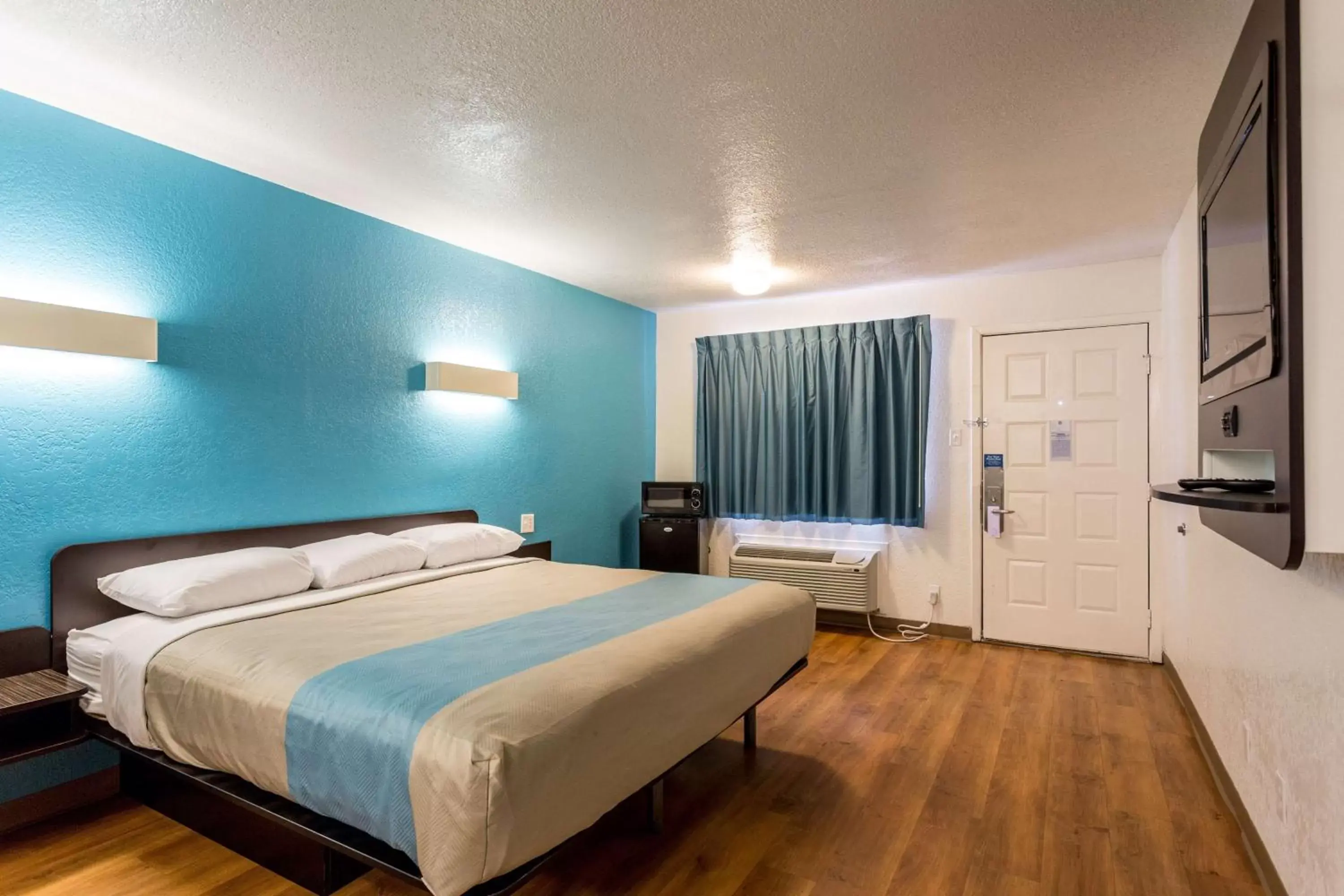 Photo of the whole room, Room Photo in Motel 6-Bryan, TX - College Station