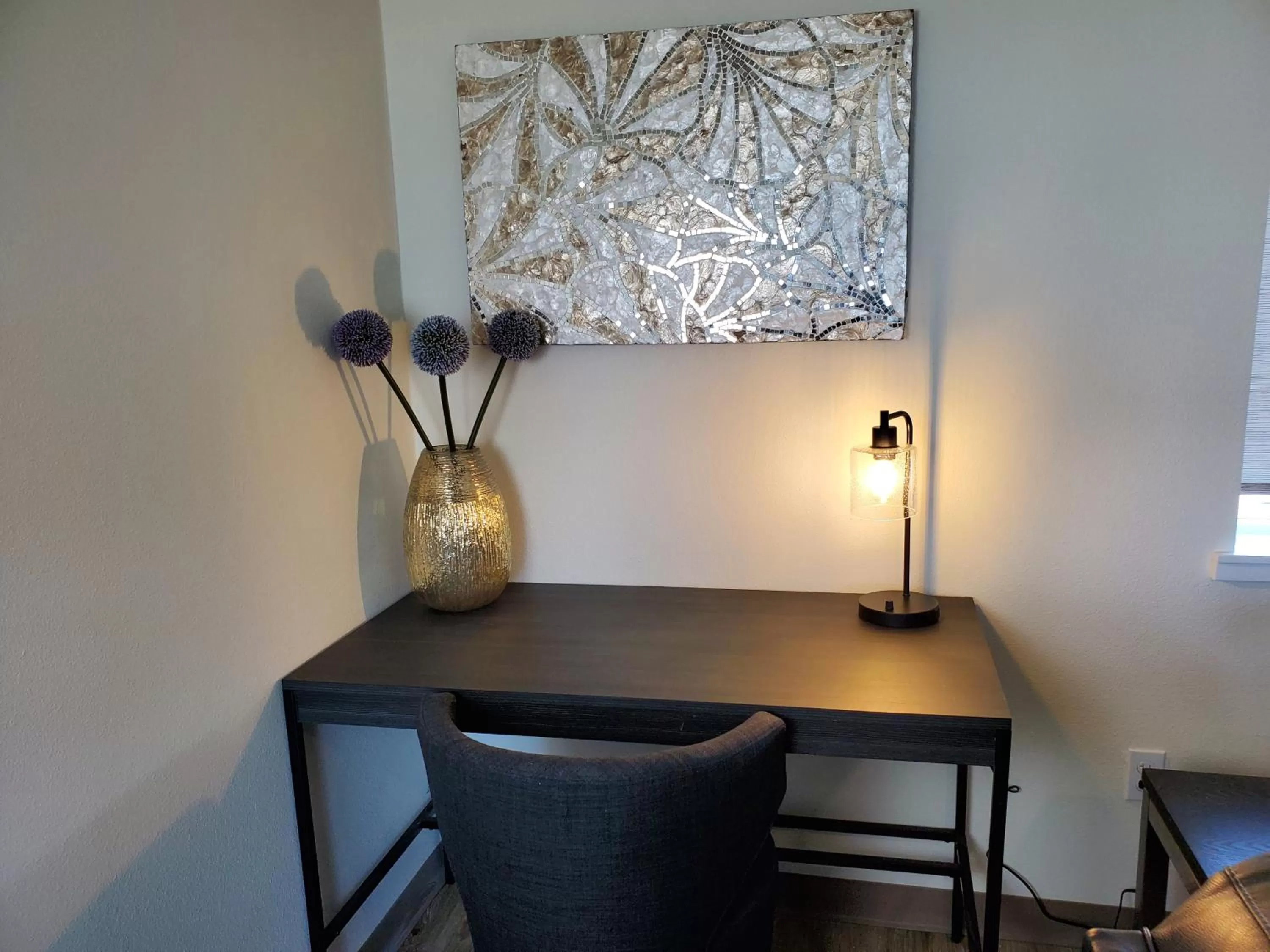 Living room, Dining Area in Moonstone Beach Motel