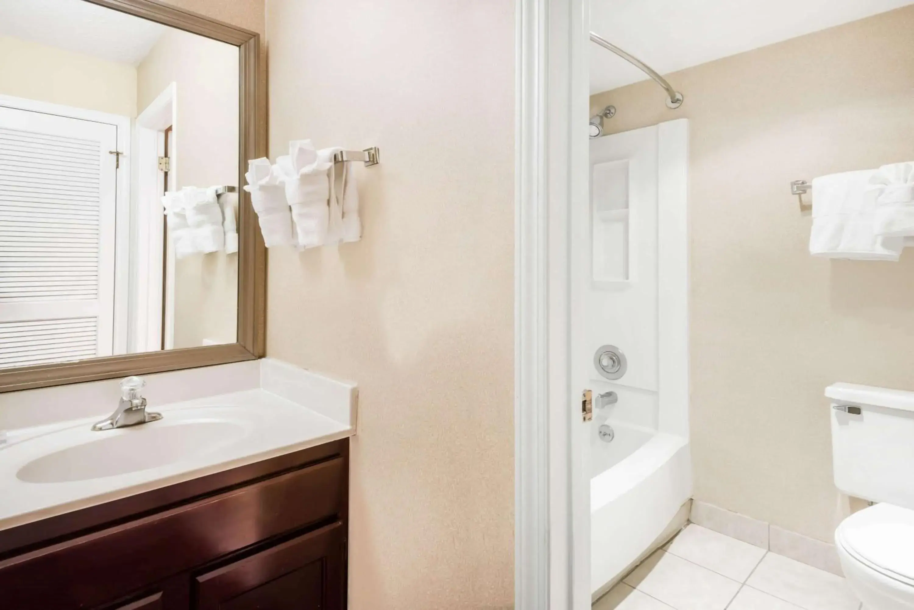 Shower, Bathroom in Hawthorn Suites By Wyndham Columbus North