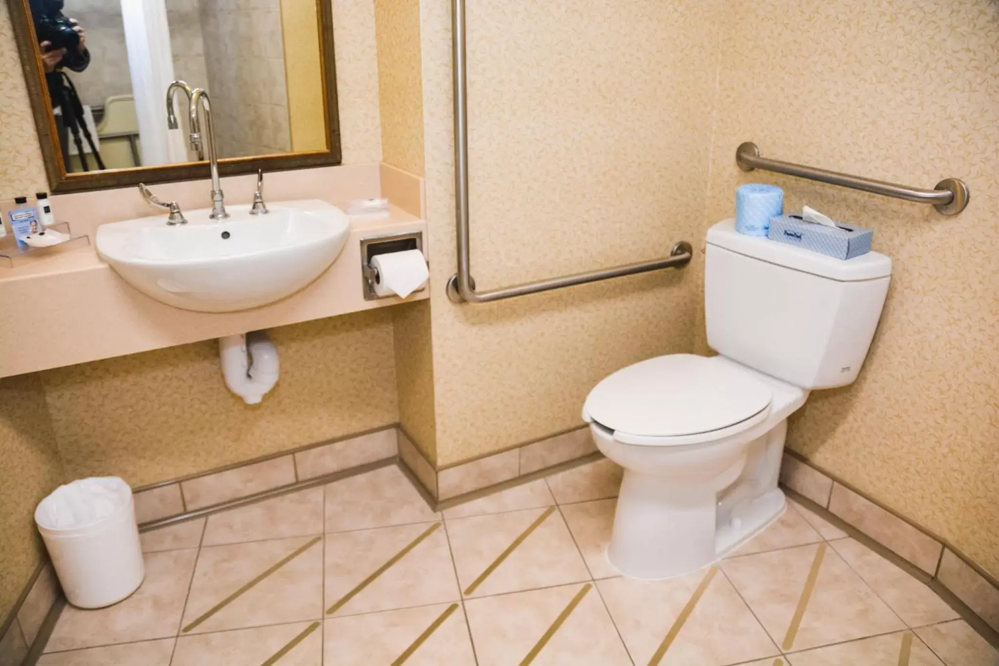 Bathroom in Country Inn & Suites by Radisson, London South, ON