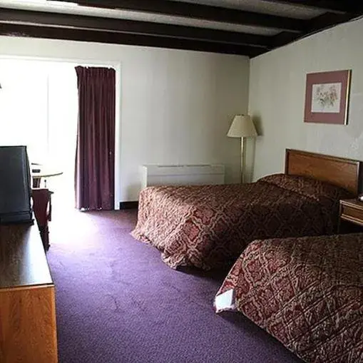 Photo of the whole room, Bed in Hometown Inn Staunton