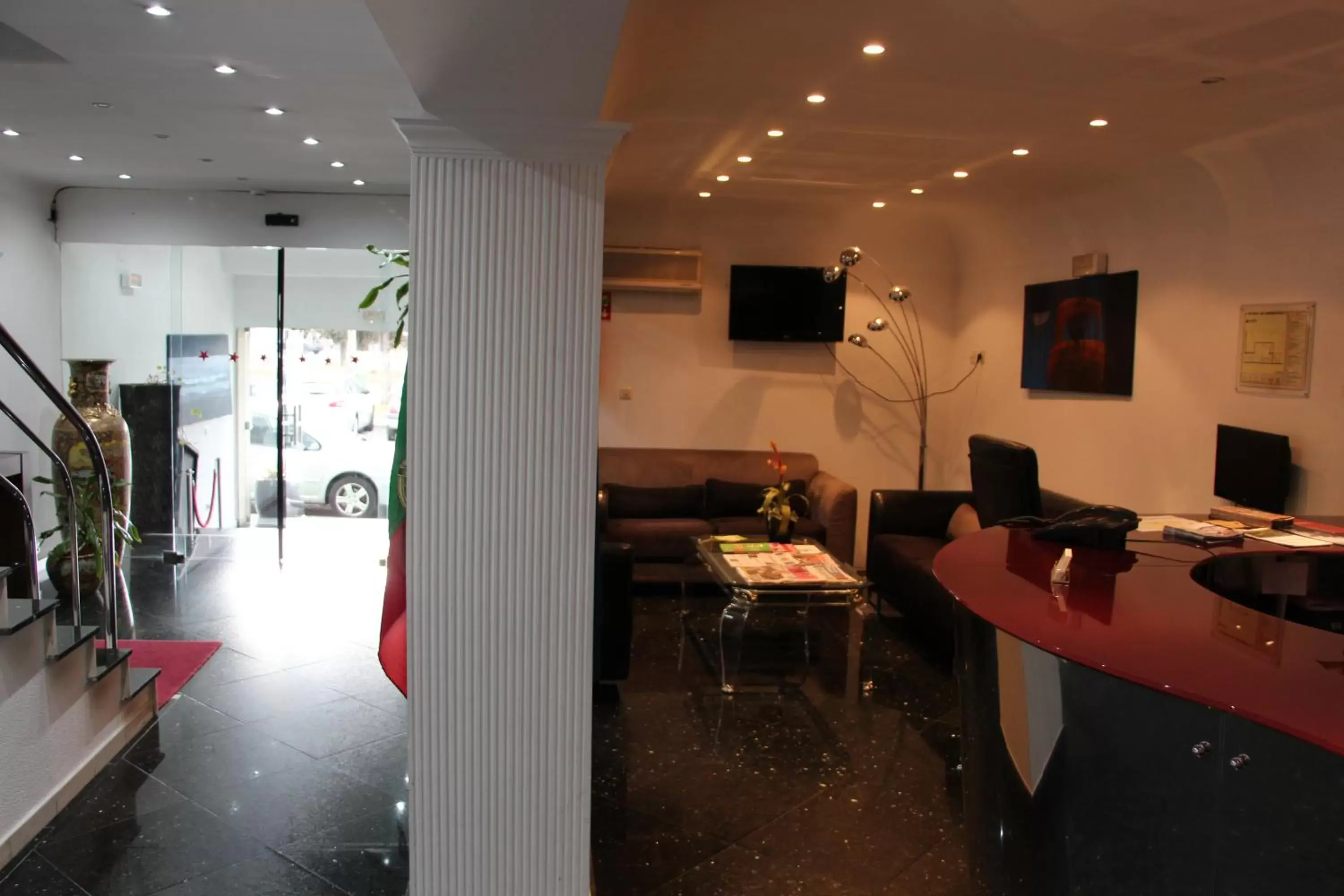 Communal lounge/ TV room, Restaurant/Places to Eat in Hotel Turismo Miranda