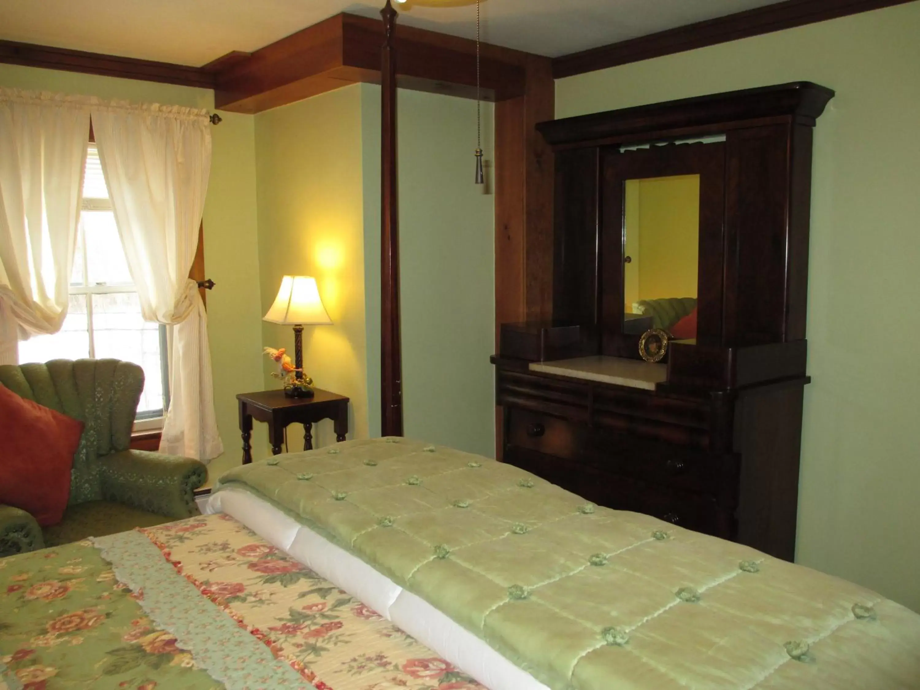 Bed in Follansbee Inn