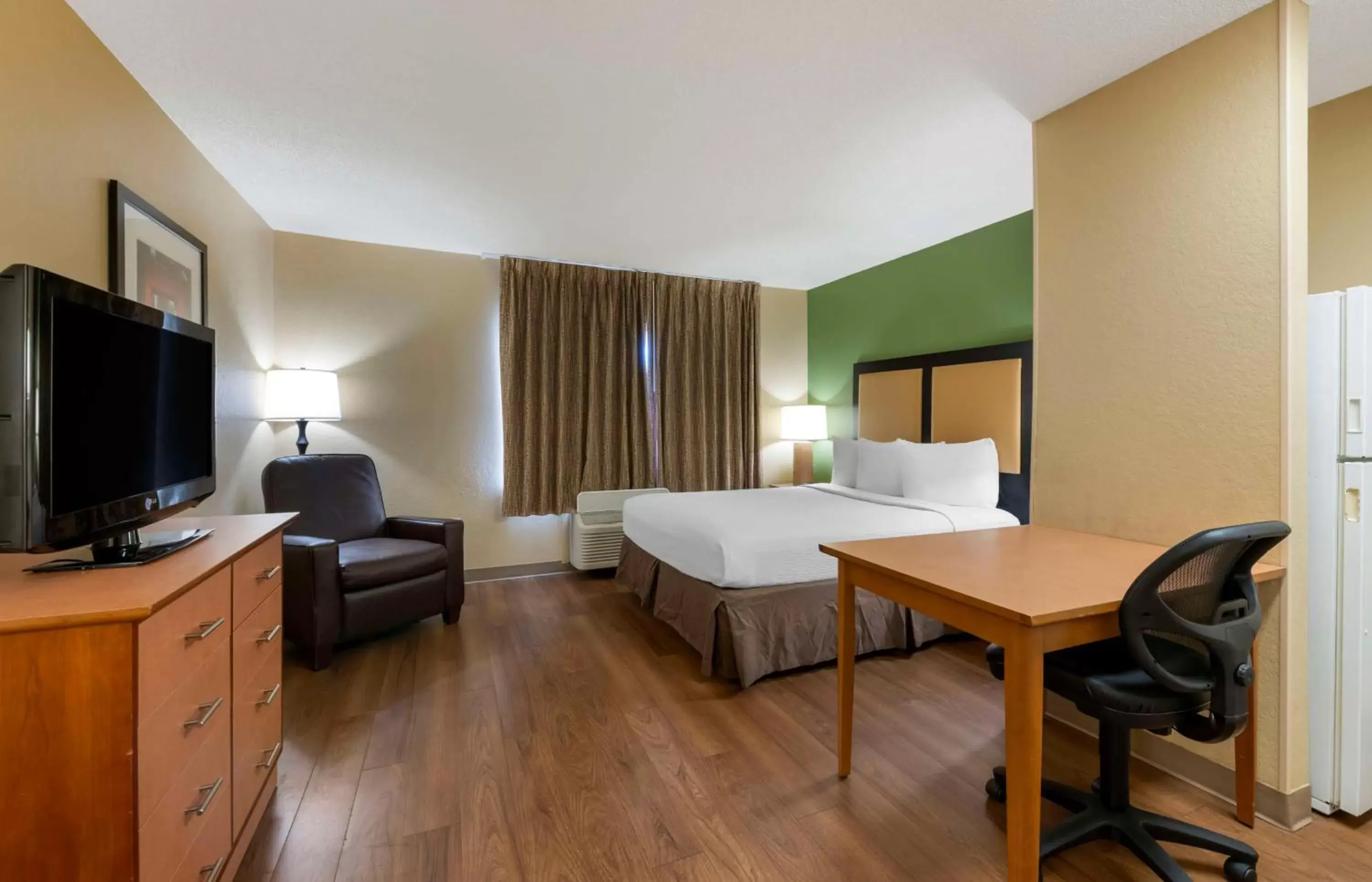 Bedroom, TV/Entertainment Center in Extended Stay America Suites - Melbourne - Airport